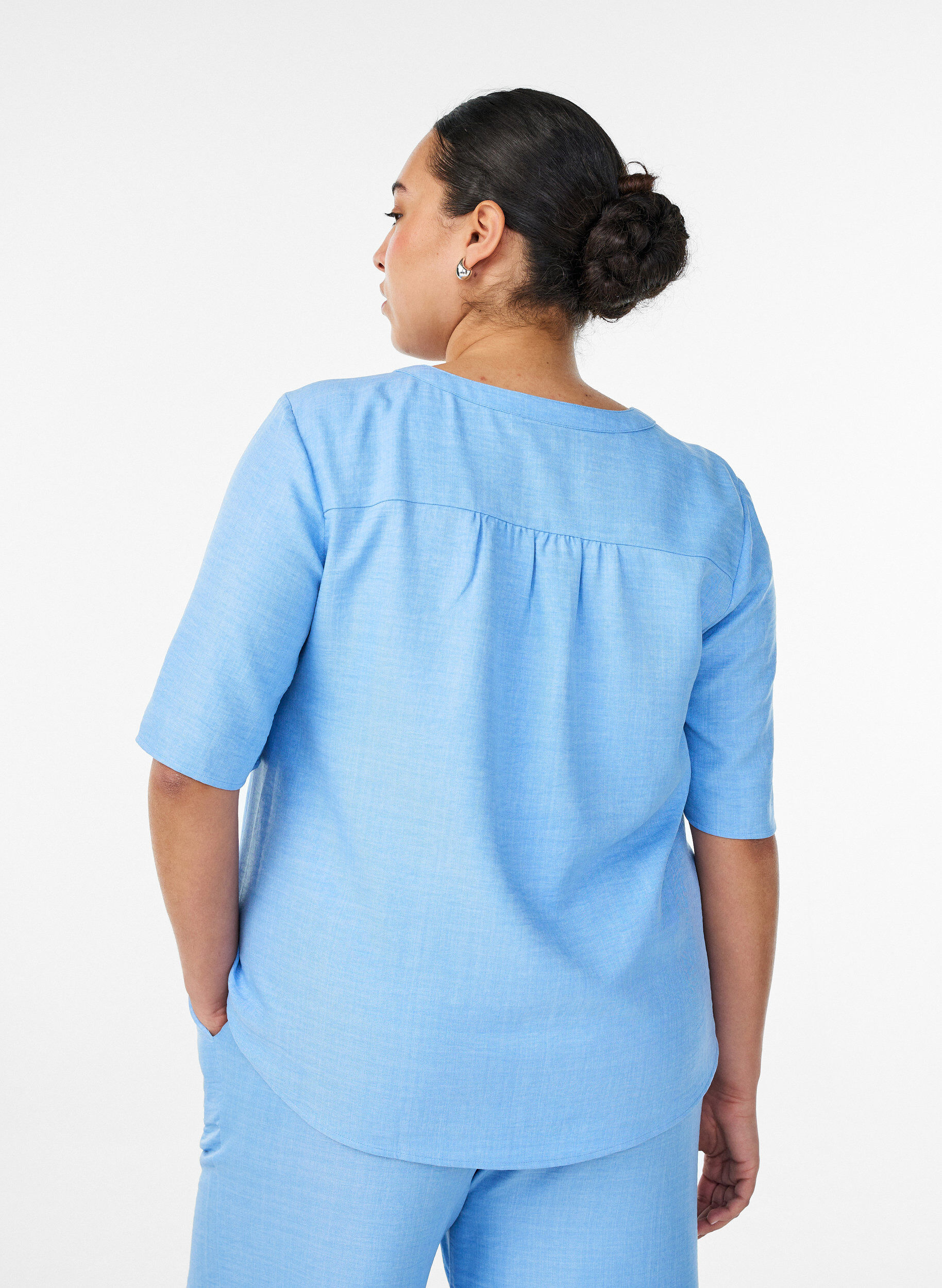 ZizziHemdbluse mit V-Ausschnitt und kurzen &Auml;rmeln, Blau, Model image number 2