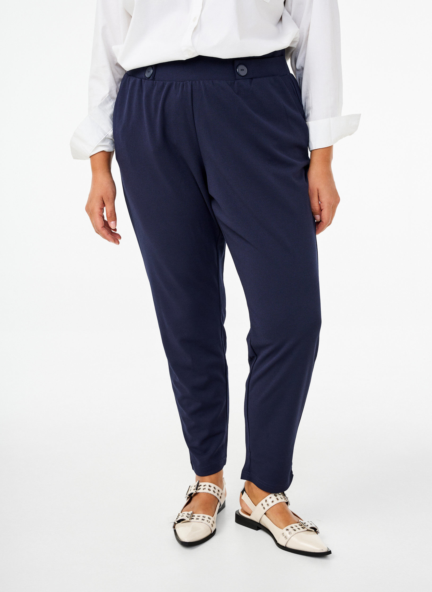 Zizzi Pantalon avec poches et boutons fantaisie, Bleu, Model image number 2