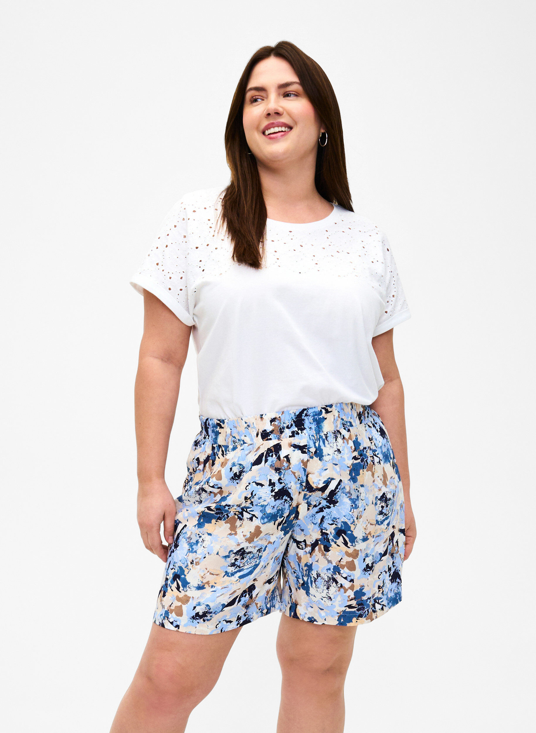 Zizzi Locker sitzende Shorts aus Viskose, Blue Graphic AOP, Model image number 0