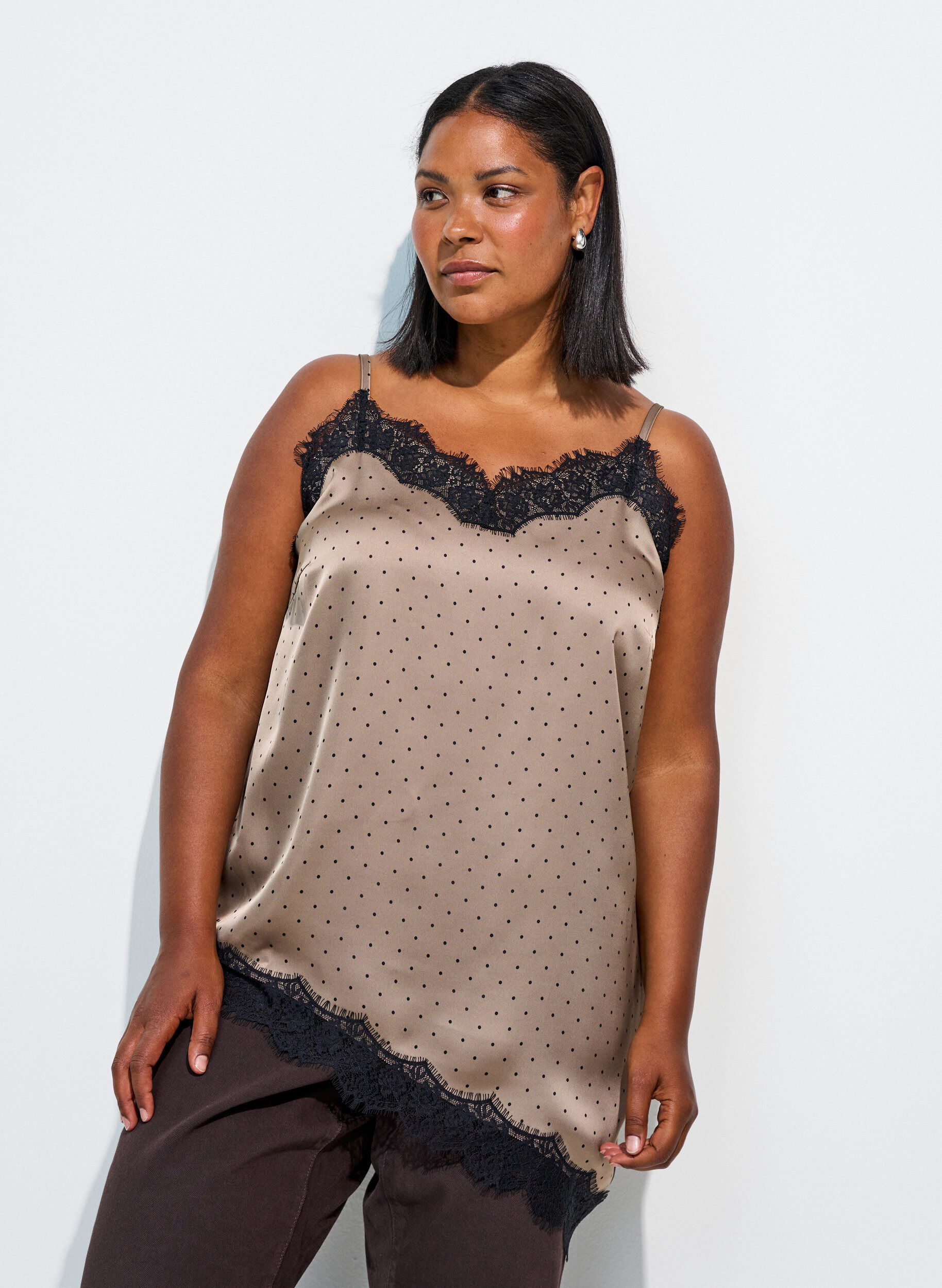 Tr&auml;gertop mit Spitze und asymmetrischem Saum, Beige, Model