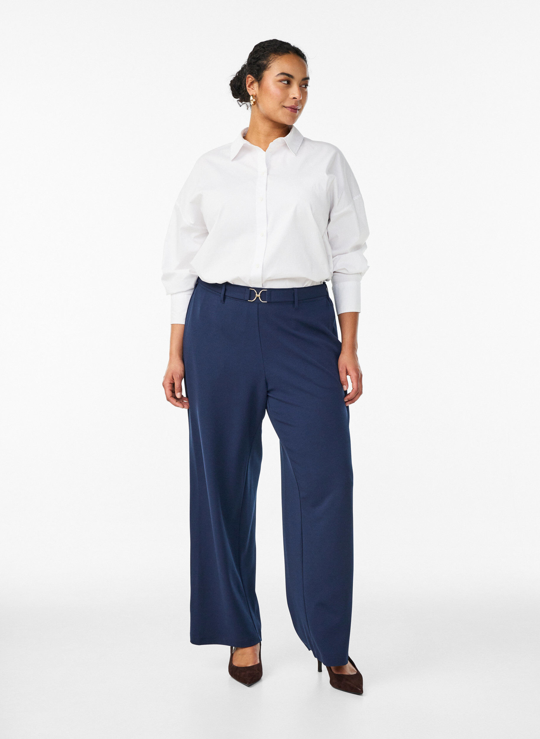 Zizzi Pantalon taille haute avec ceinture et boucle dor&eacute;e, Bleu, Model image number 0