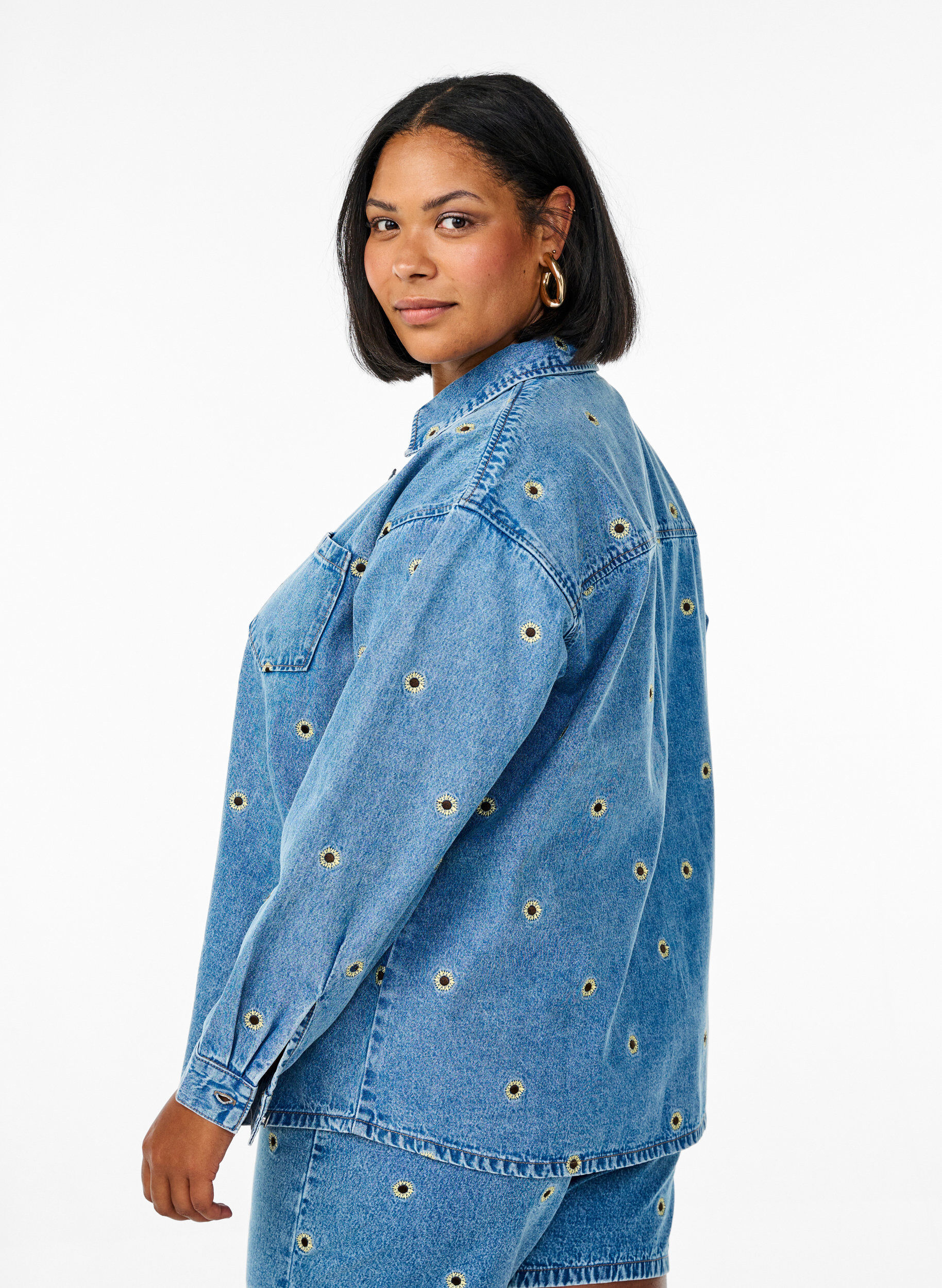 Zizzi Jeanshemd mit aufgestickten Blumen, Blau, Model image number 2