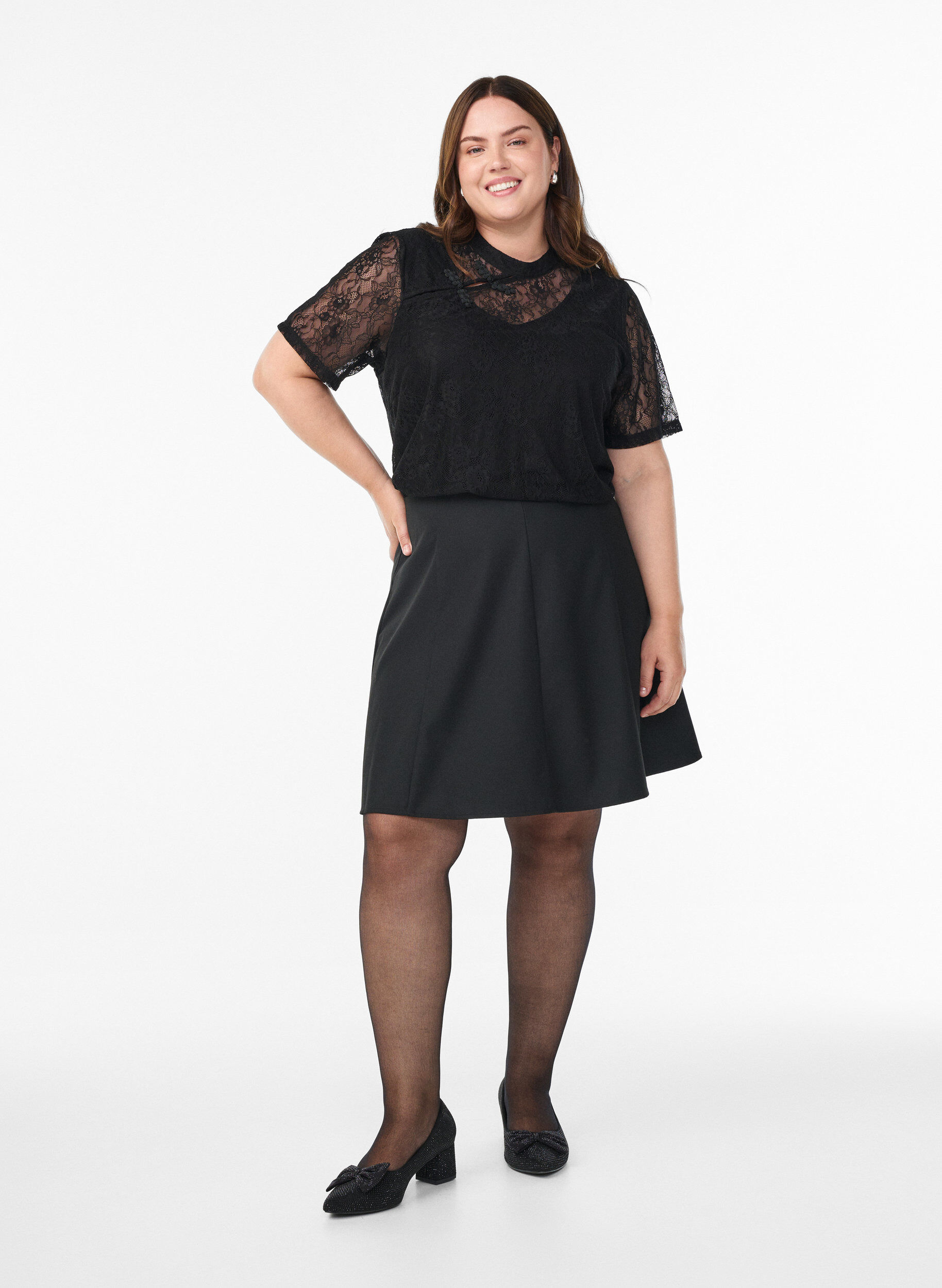 Zizzi Blouse en dentelle &agrave; manches courtes avec d&eacute;tail torsad&eacute;, Noir, Model image number 1