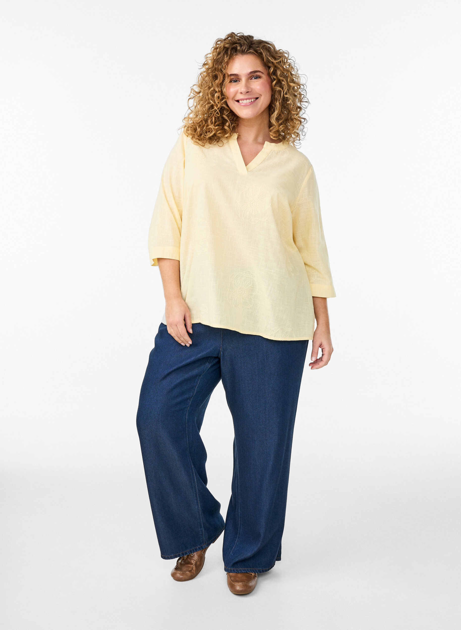 Zizzi Blouse en coton avec d&eacute;tails brod&eacute;s et manches 3/4, Jaune clair, Model image number 1