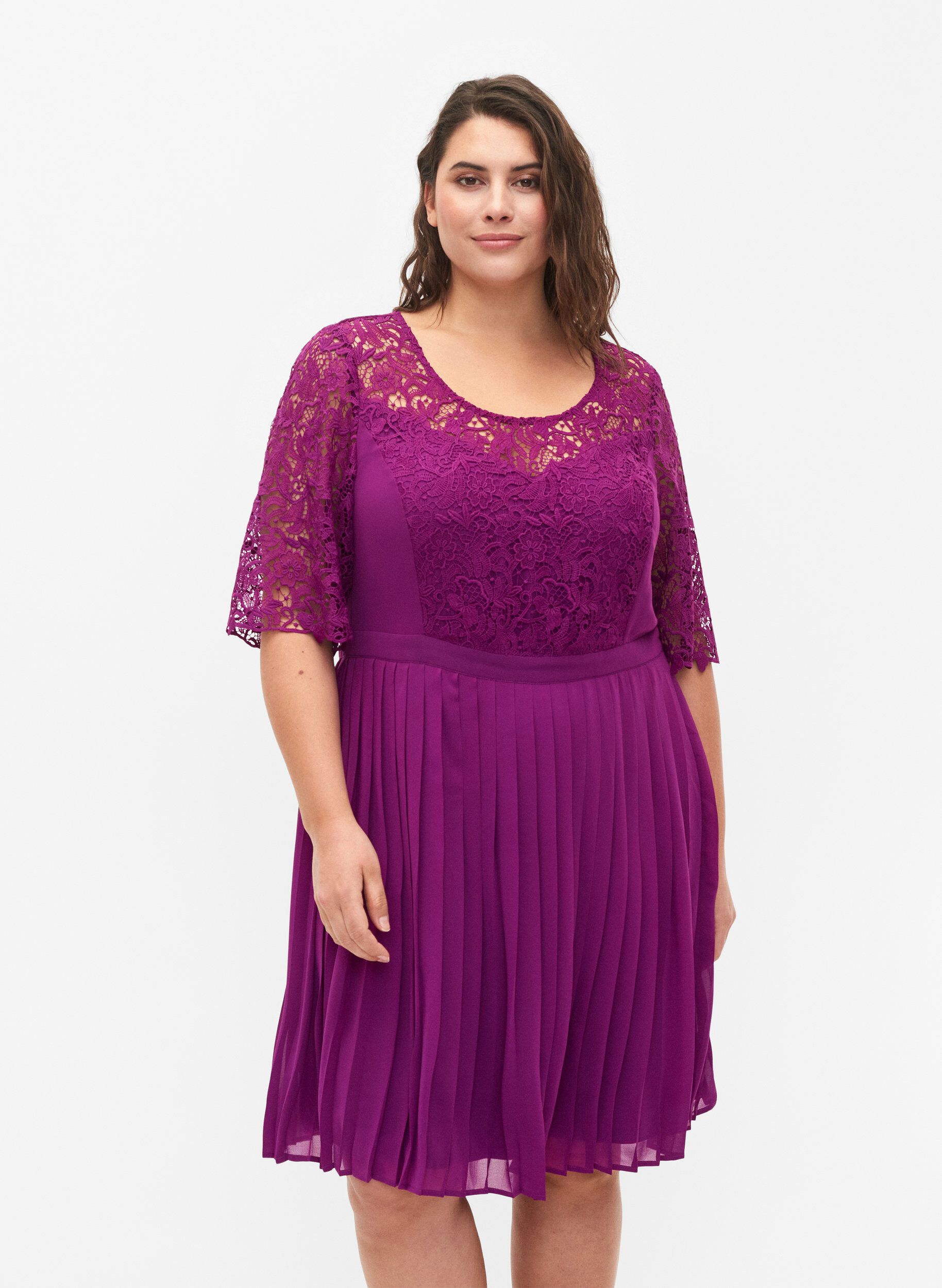 Zizzi Kurz&auml;rmeliges Kleid mit Spitzenoberteil, Grape Juice, Model image number 0