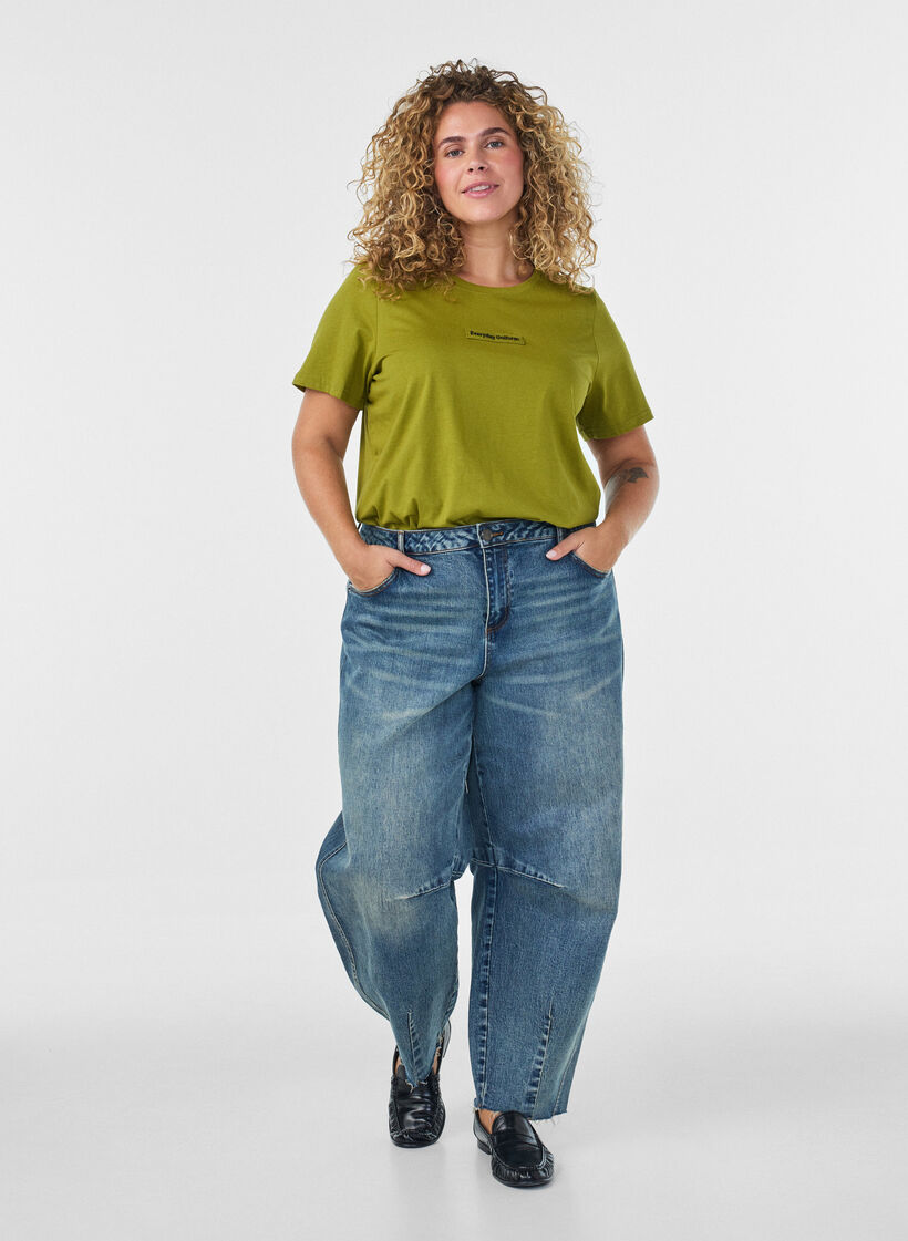 T-Shirt aus Baumwolle mit Text-Badge, Gr&uuml;n, Model image number 1