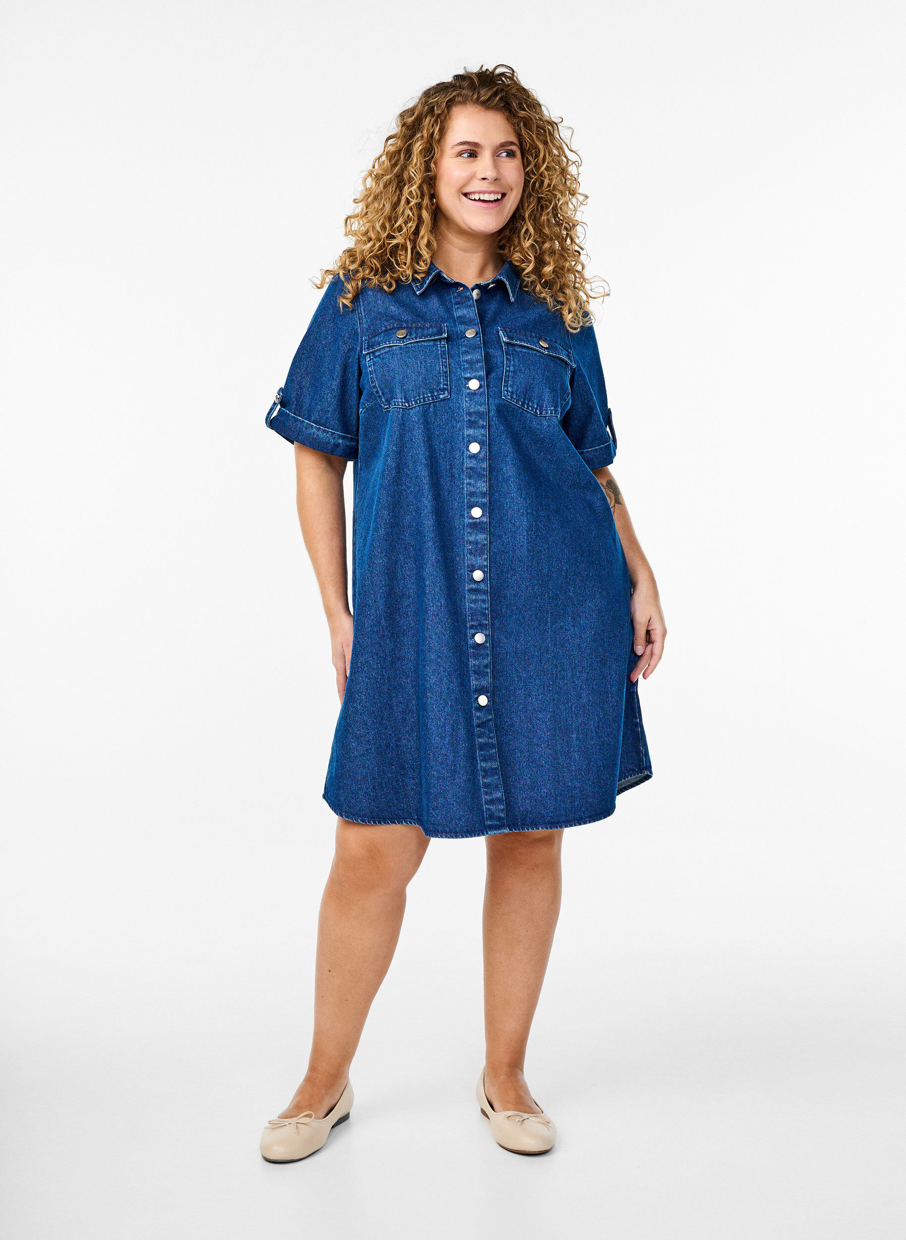 Zizzi Denimkleid mit kurzen &Auml;rmeln und Kn&ouml;pfen, Blau, Model image number 1