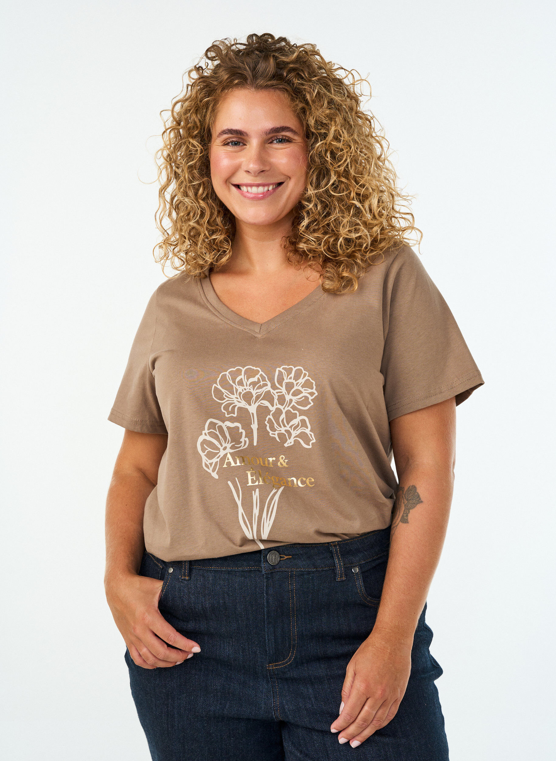 T-Shirt aus Baumwolle mit Frontprint und V-Ausschnitt, Braun, Model