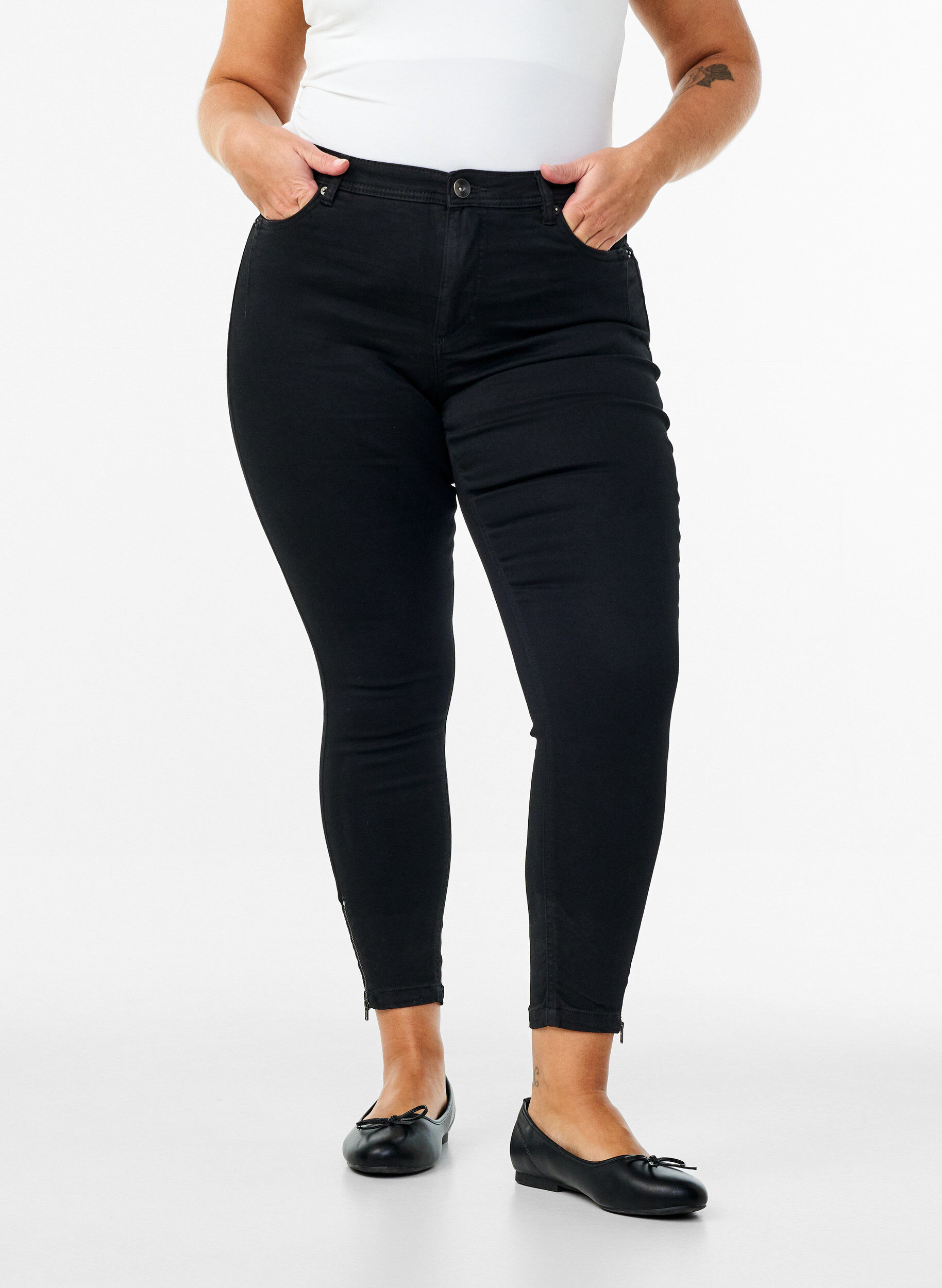 Zizzi Cropped Amy Jeans mit Rei&szlig;verschluss, Schwarz, Model image number 2