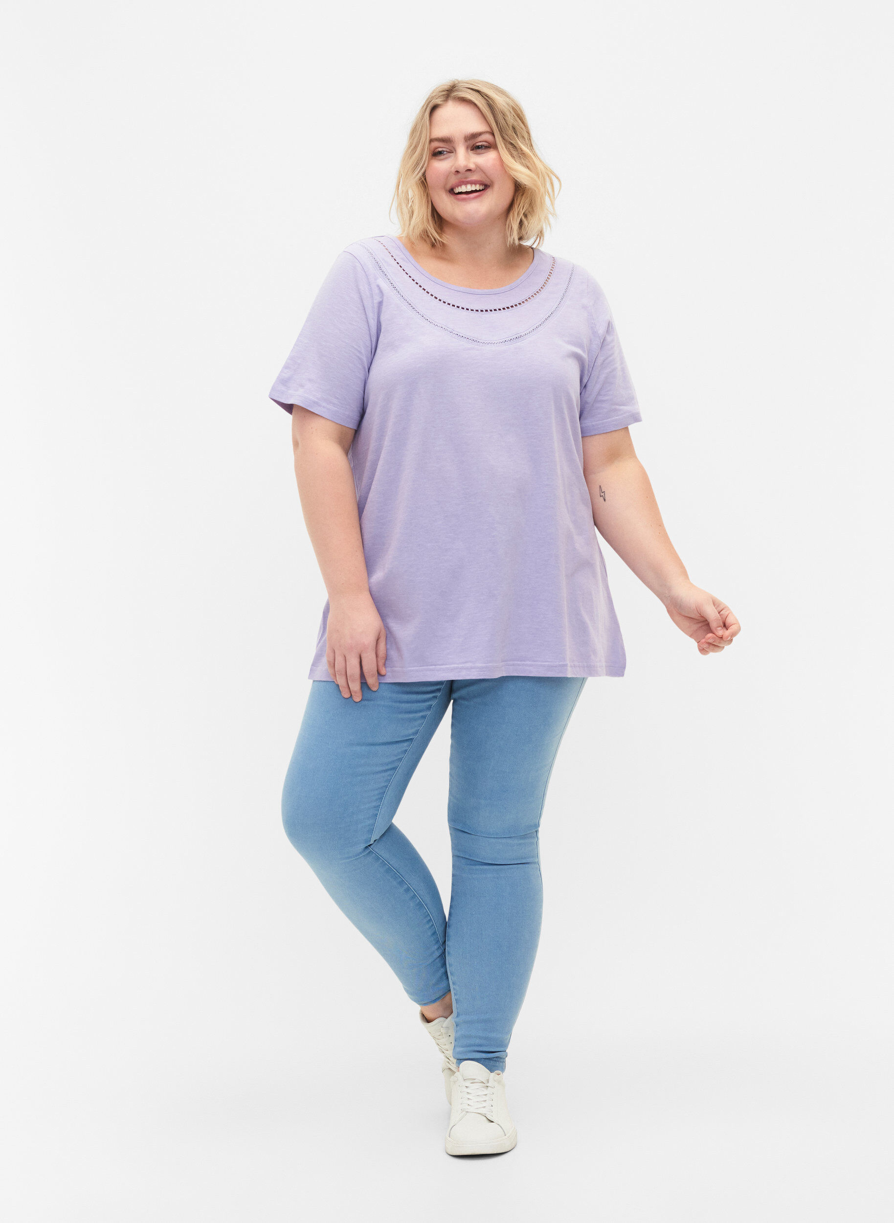 Zizzi T-shirt en coton avec ruban en dentelle, Lavender, Model image number 2