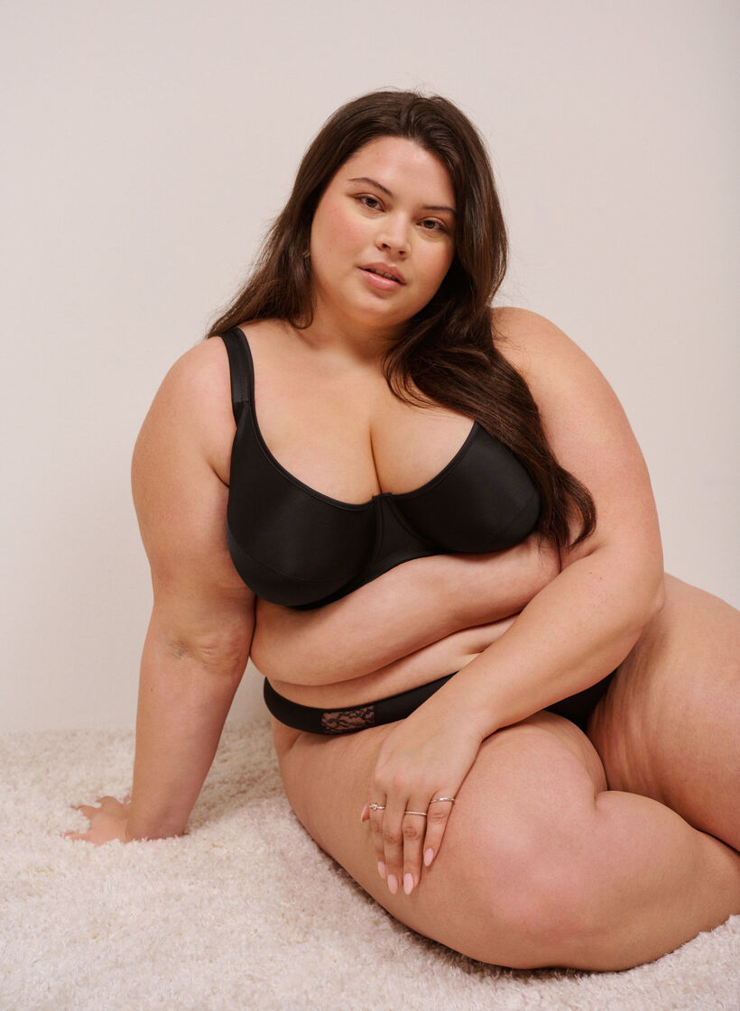 BH mit starkem Halt und vorgeformten Cups, Schwarz, Image image number 0