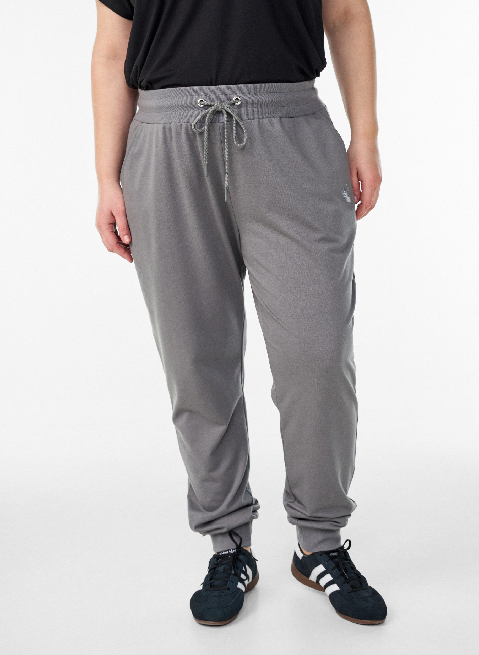 Lockere Trainingshose mit Taschen, Grau, Model