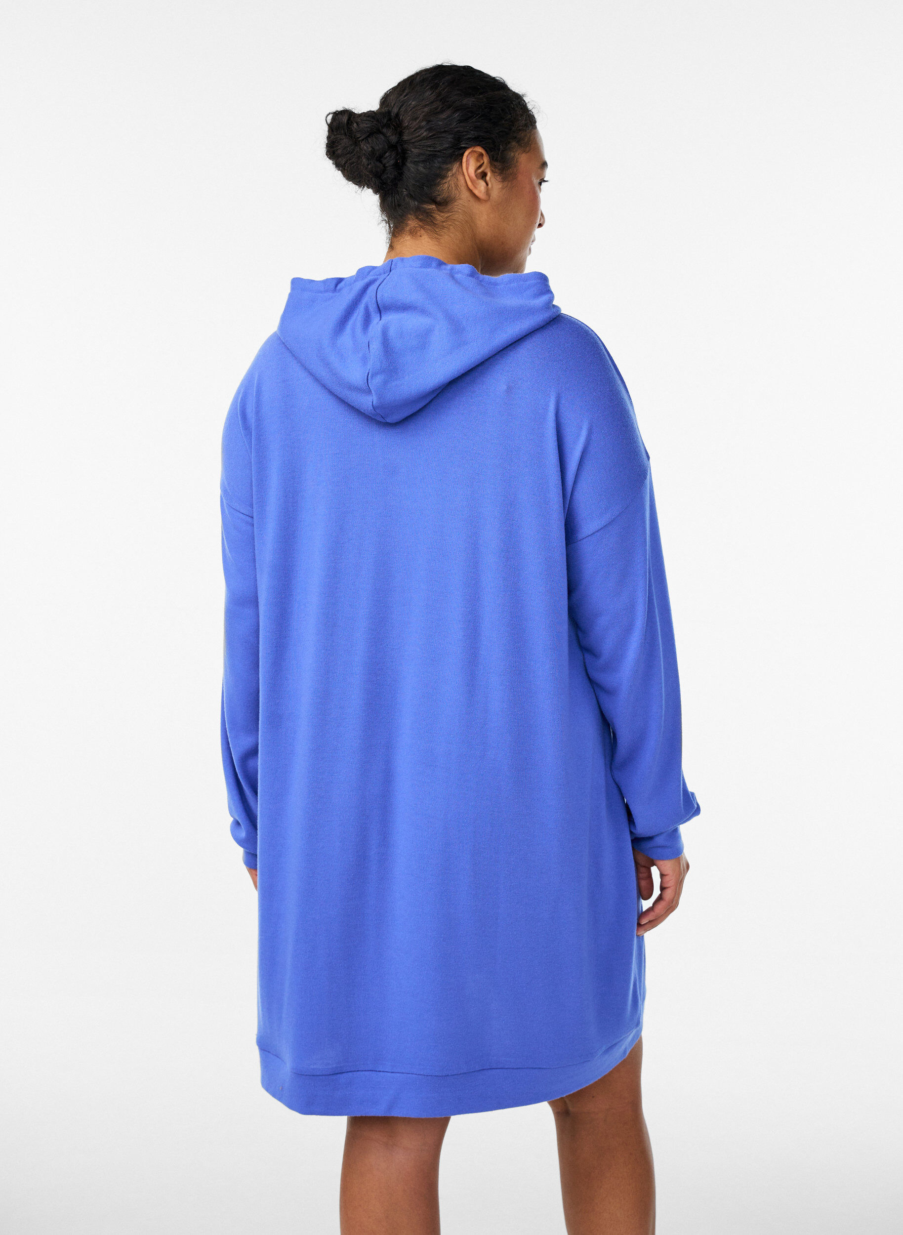 Zizzi Kurzes Hoodie-Kleid mit K&auml;ngurutasche, Blau, Model image number 2