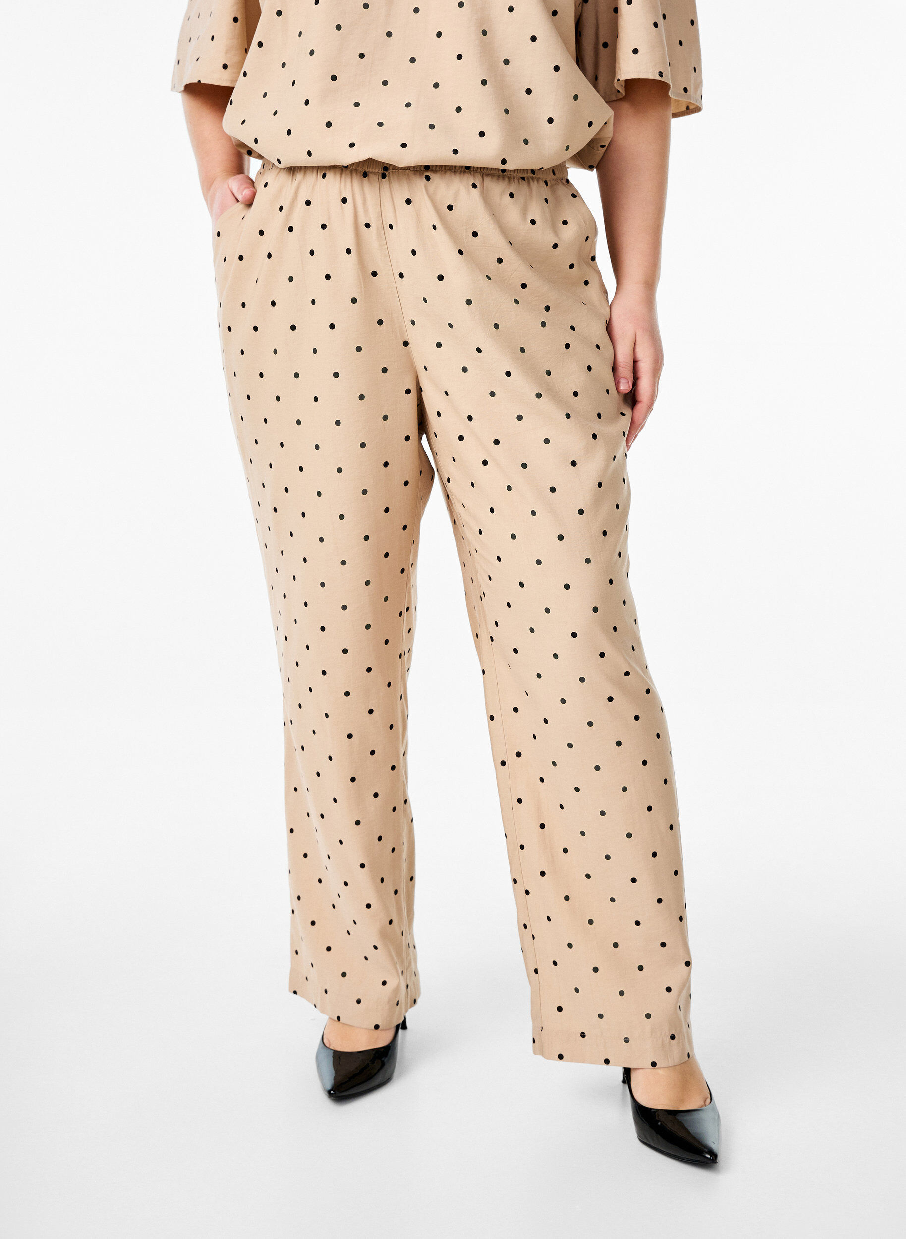 Zizzi Hose mit Polka Dots und geradem Bein, Beige, Model image number 2