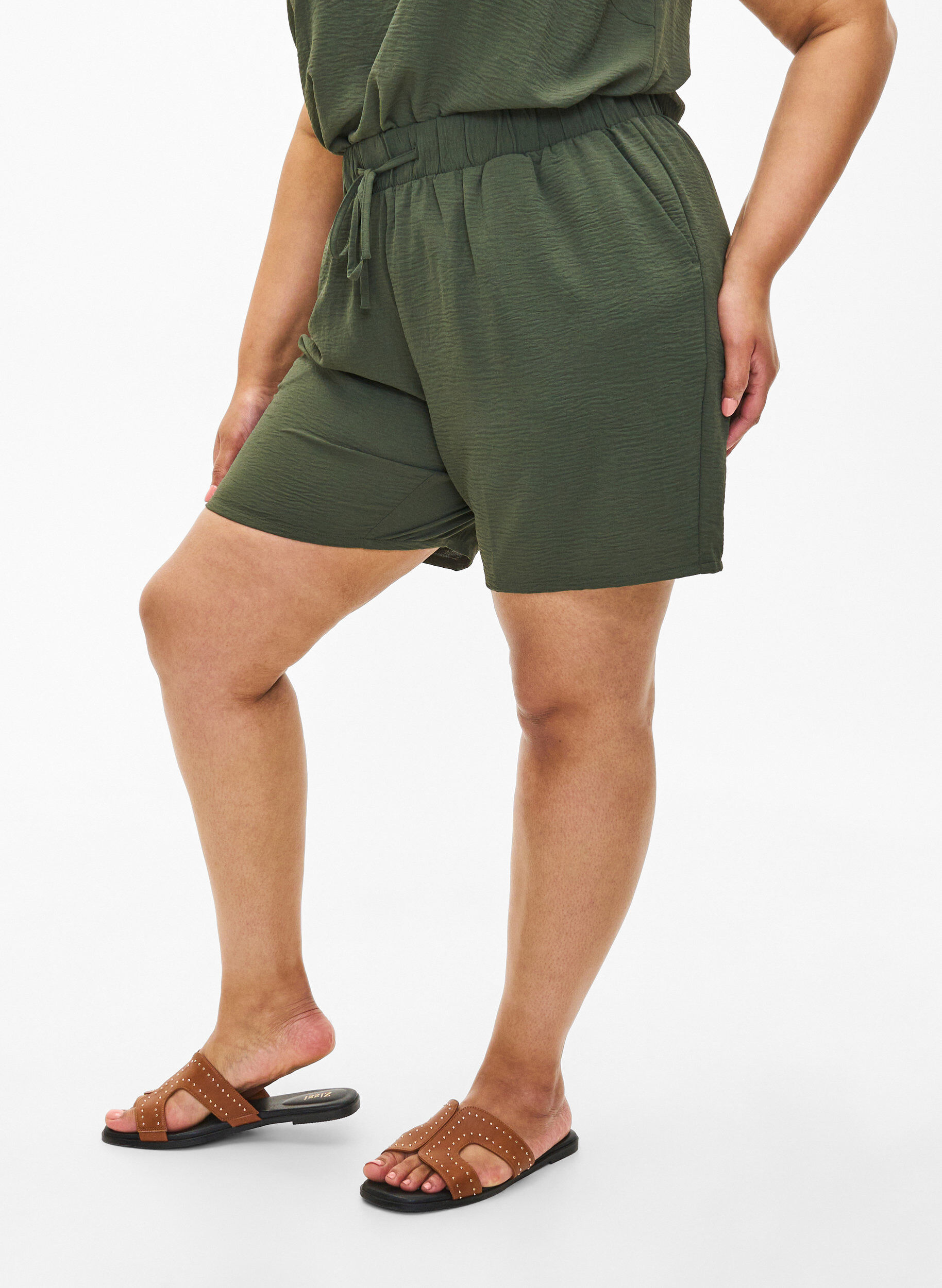 Zizzi Kurze Hose mit Taschen und elastischem Bund, Gr&uuml;n, Model image number 3