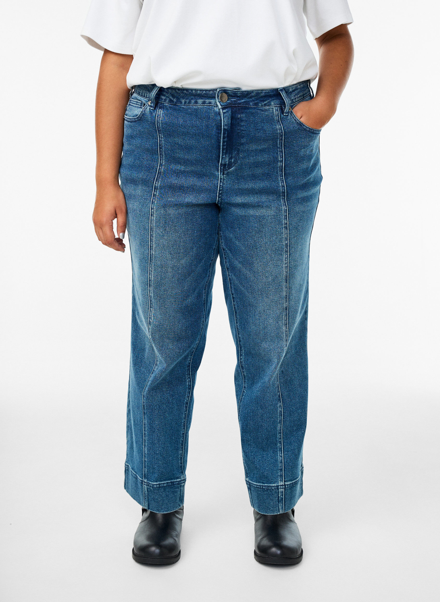 Zizzi Straight Fit Jeans mit markanten N&auml;hten, Blau, Model image number 2