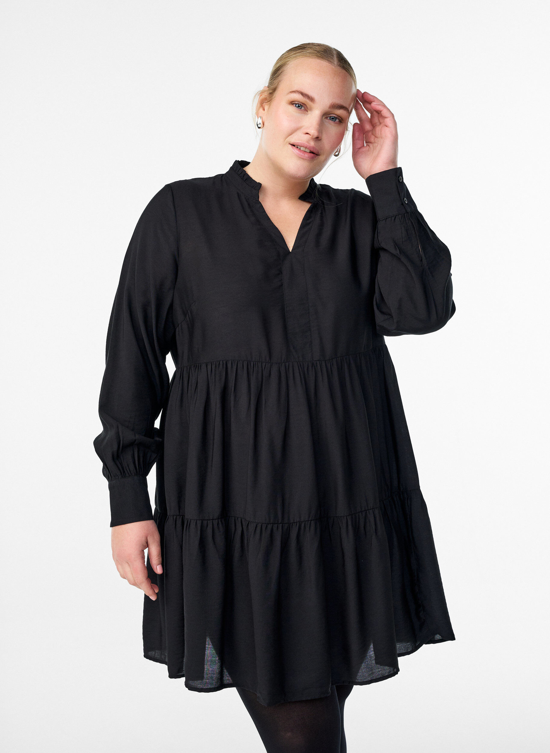 A-Linien-Kleid mit R&uuml;schenkragen, Schwarz, Model