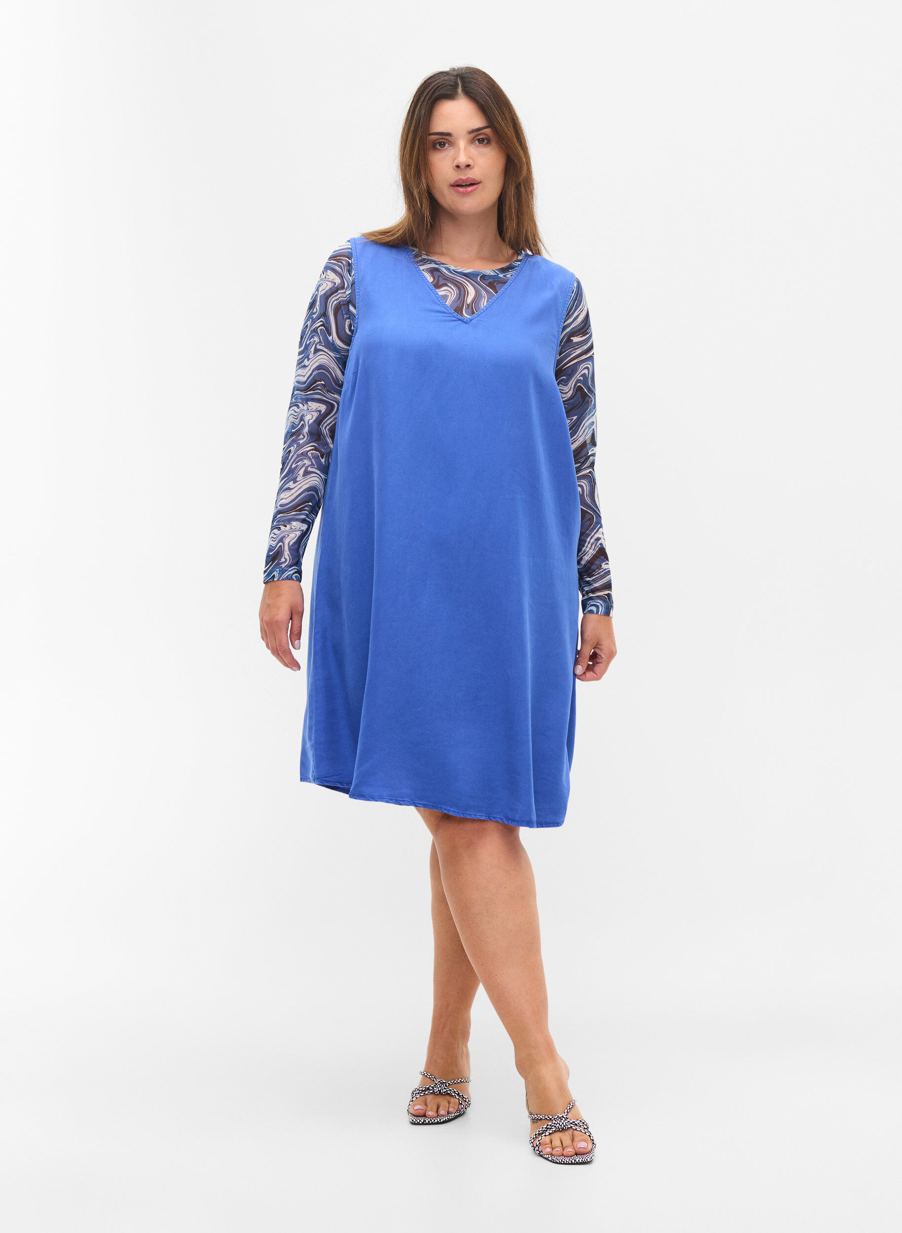 Zizzi Robe de type Spencer avec d&eacute;collet&eacute; en V, Dazzling Blue, Model image number 2