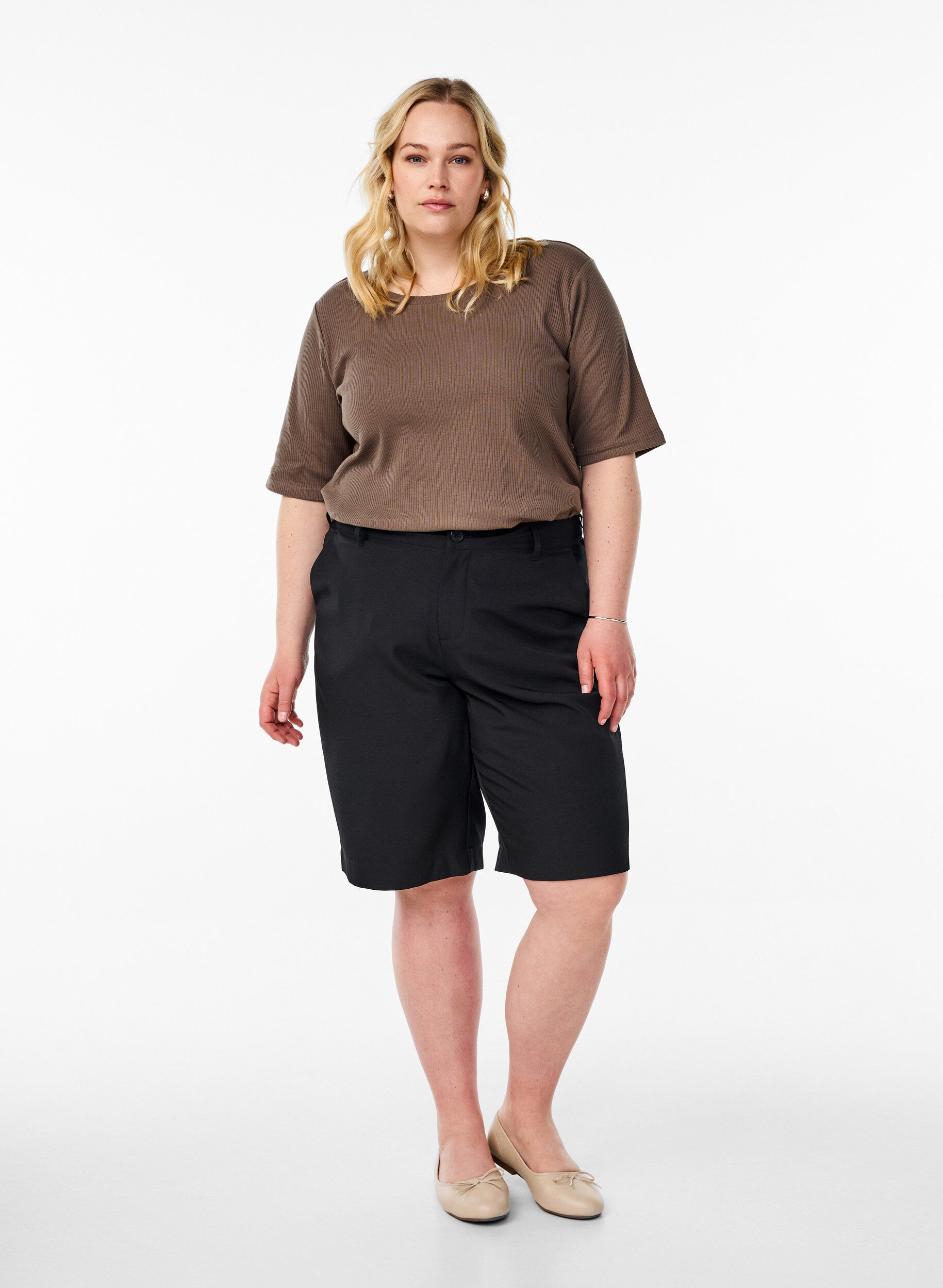 Zizzi Bluse aus geripptem Jersey mit kurzen &Auml;rmeln, Braun, Model image number 1