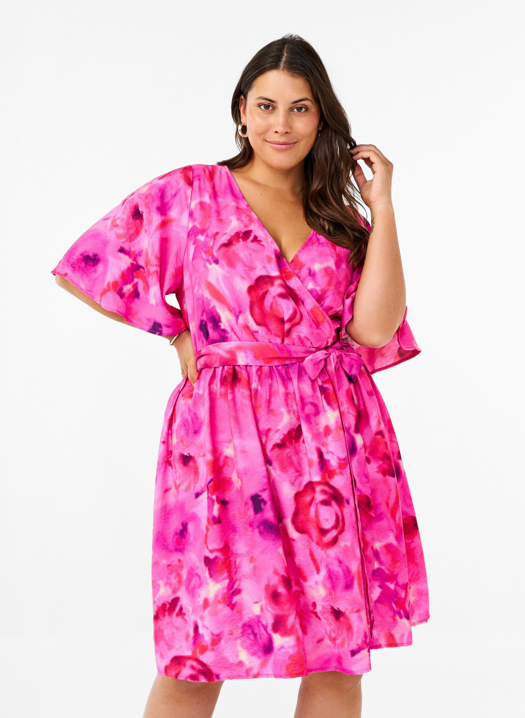 Zizzi Knielanges Kleid mit Blumenprint und Wickeloptik, Pink Rose AOP, Model image number 0
