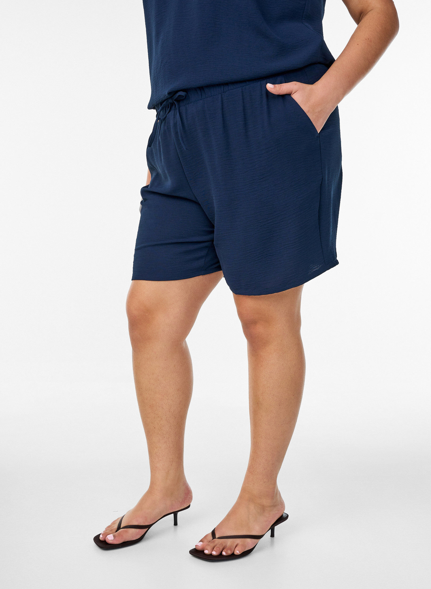 ZizziKurze Hose mit Taschen und elastischem Bund, Blau, Model image number 3