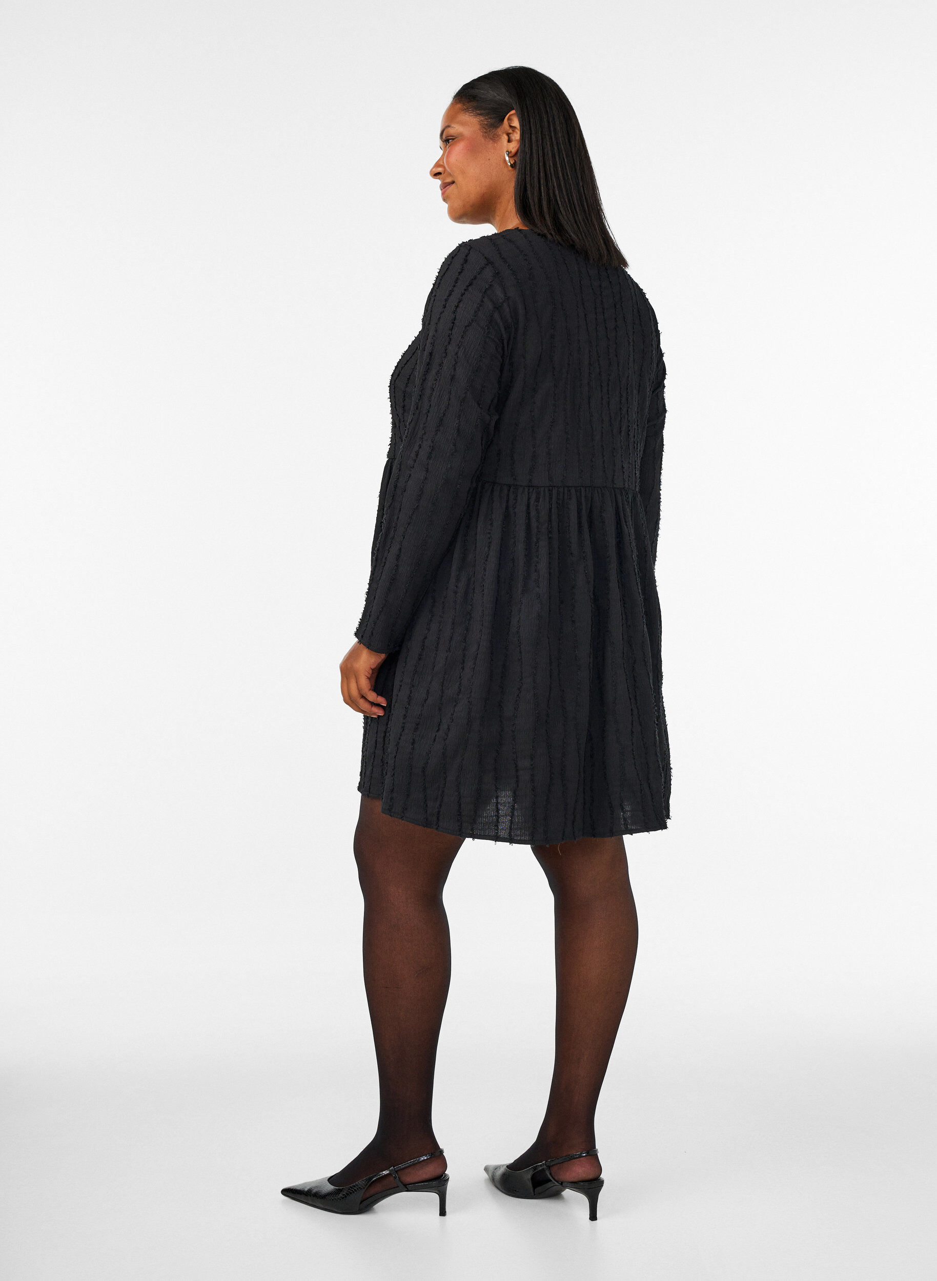 ZizziKurzes Jerseykleid mit welligem Strukturmuster, Schwarz, Model image number 2