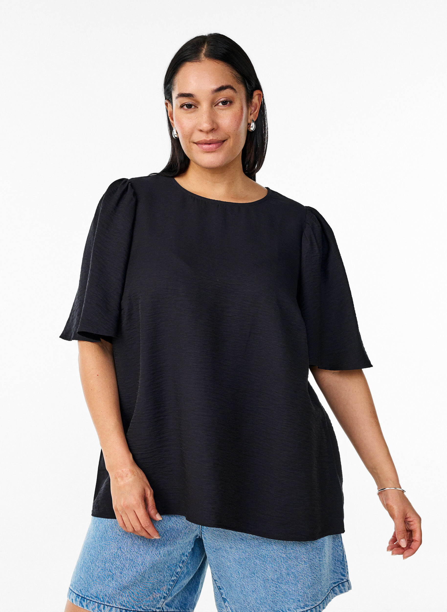Zizzi Bluse mit kurzen, weiten &Auml;rmeln, Schwarz, Model image number 0