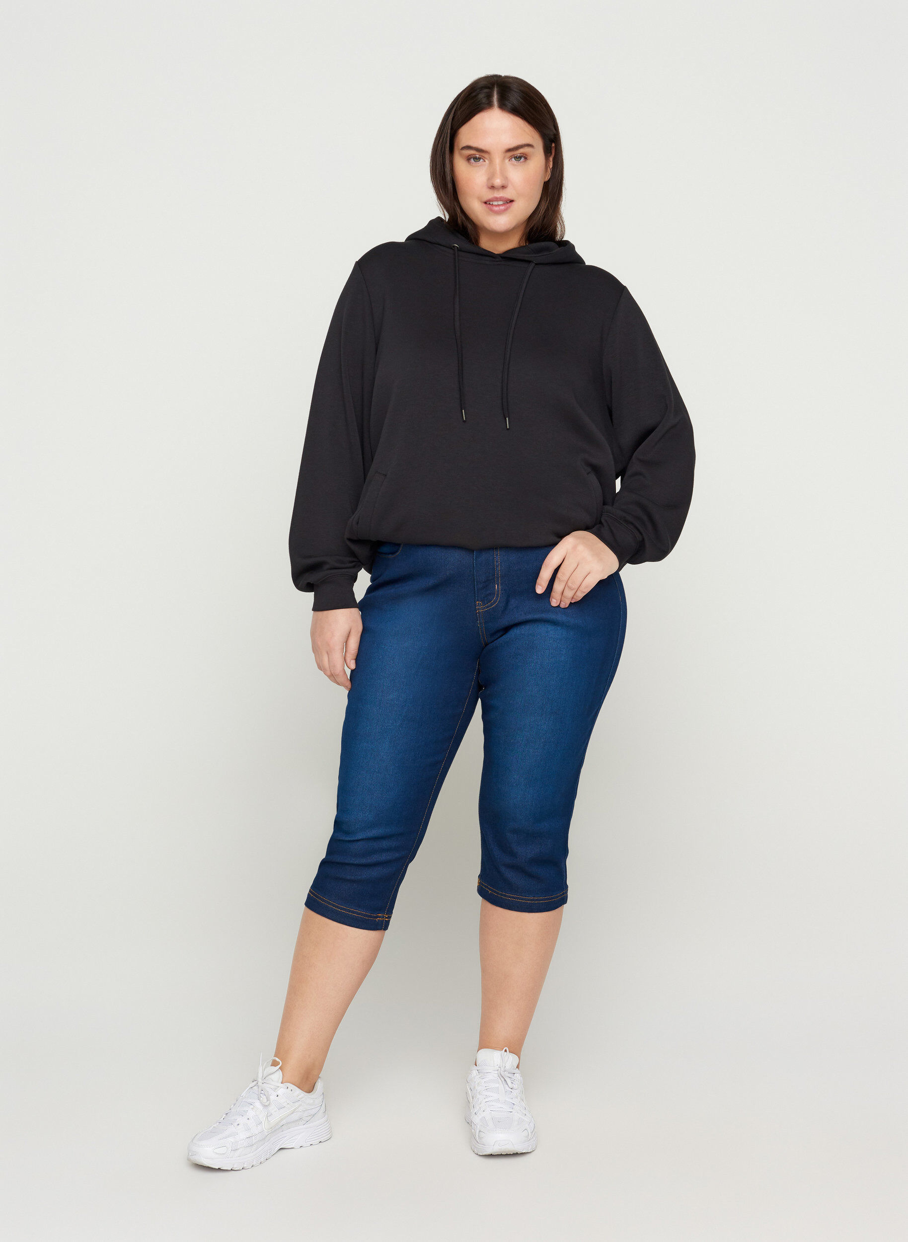 Zizzi Slim Fit Emily Capri Jeans, Blau, Model image number 0