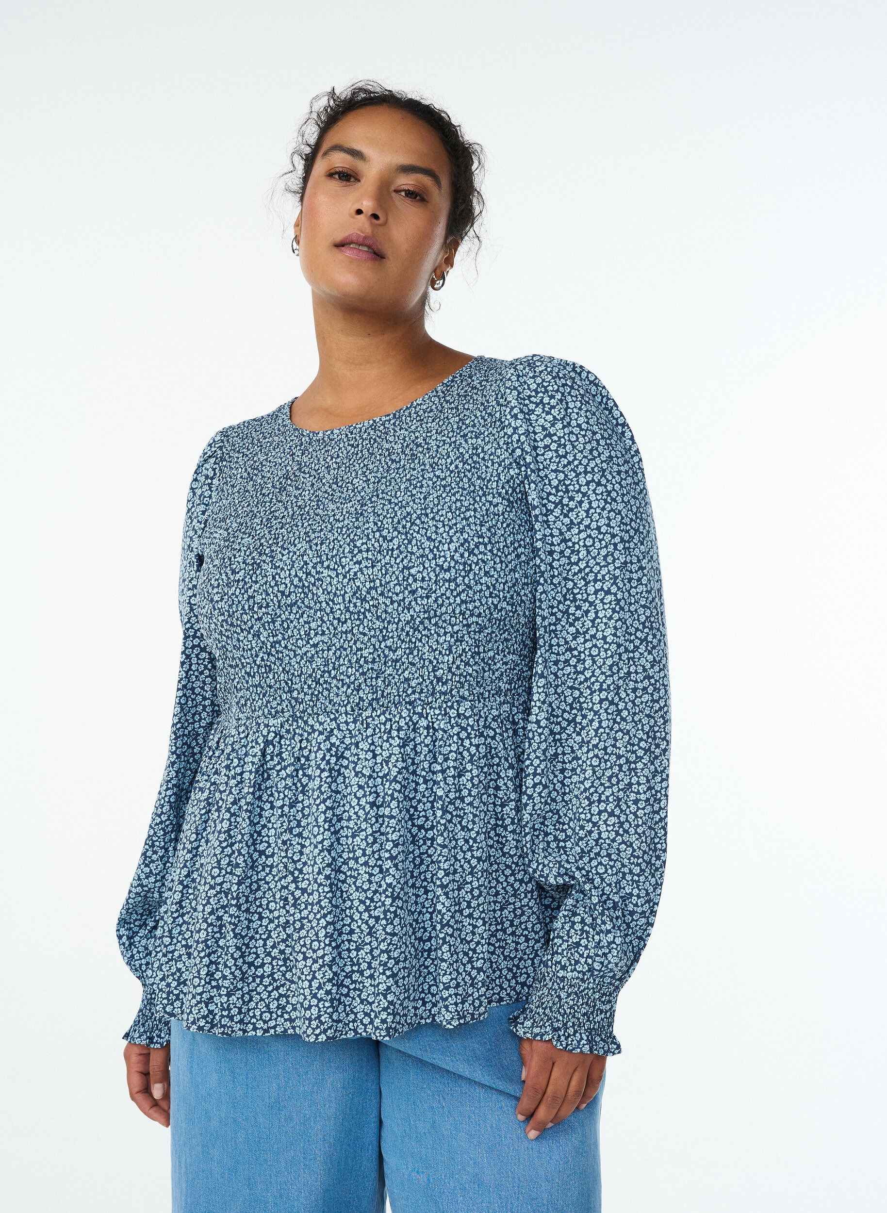 ZizziBlouse avec haut smock&eacute; et imprim&eacute; fleuri, Bleu, Model image number 0