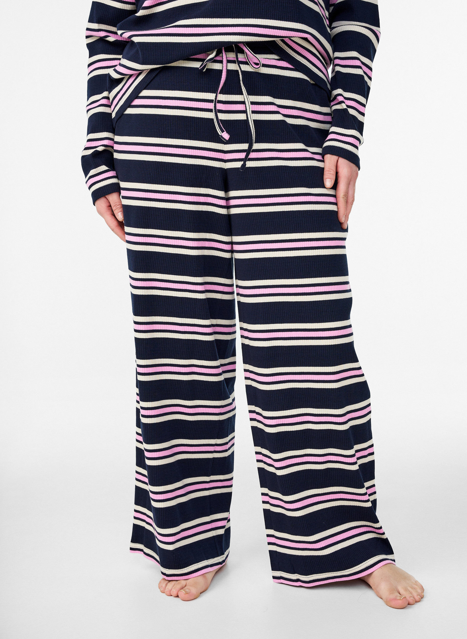 Zizzi Gestreifte Pyjamahose mit weitem Bein, Blau, Model image number 3