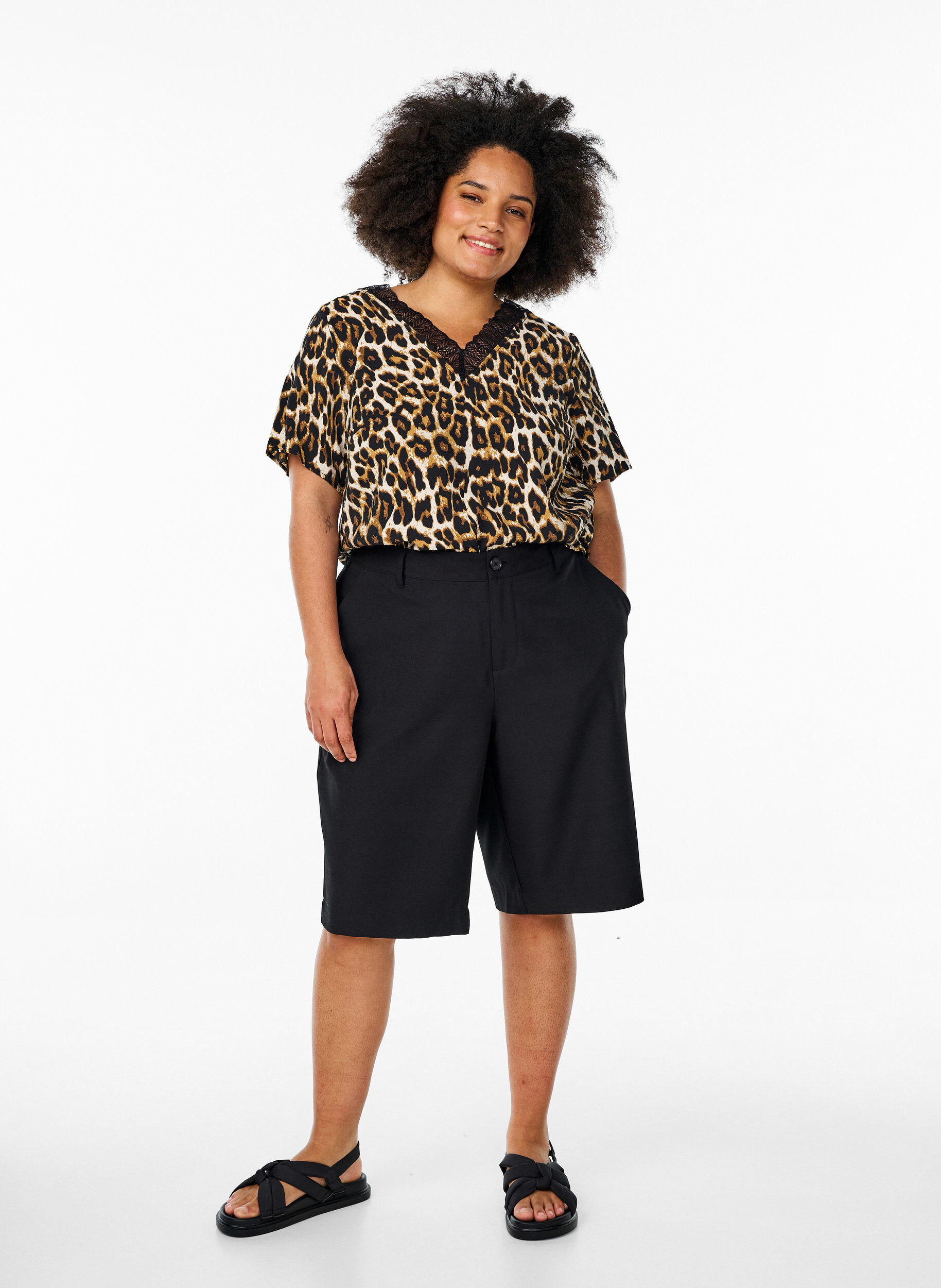 Zizzi Kurz&auml;rmelige Viskosebluse mit Spitzenbesatz, Braun, Model image number 1