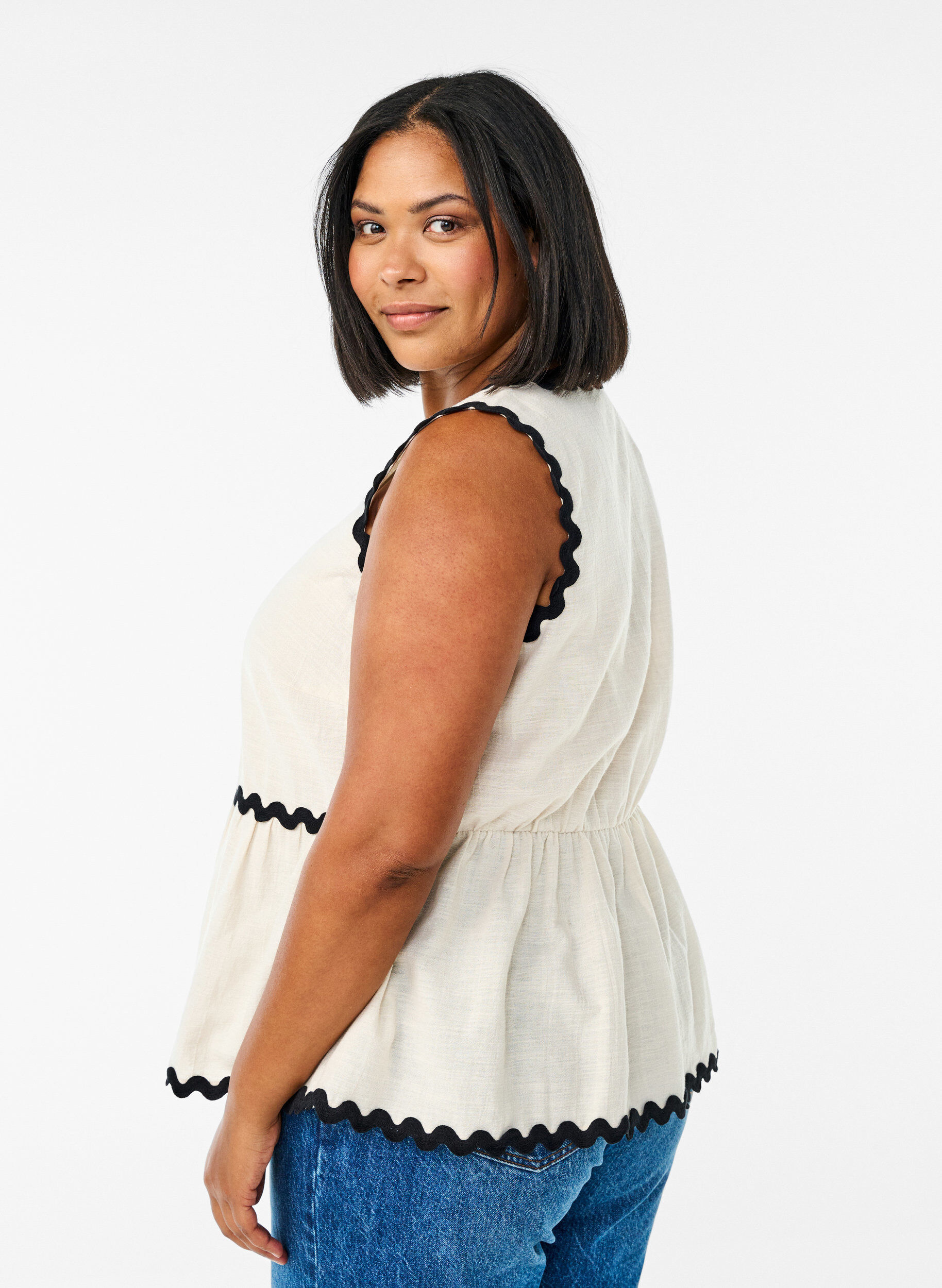 Zizzi &Auml;rmellose Bluse mit gezackten Kontrastkanten, Beige, Model image number 2