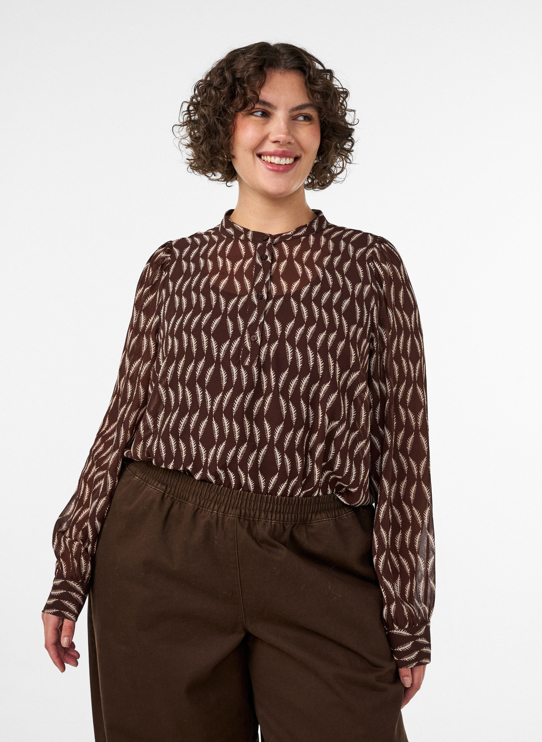 ZizziBlouse avec imprim&eacute; int&eacute;gral et patte de boutonnage courte, Marron, Model image number 0