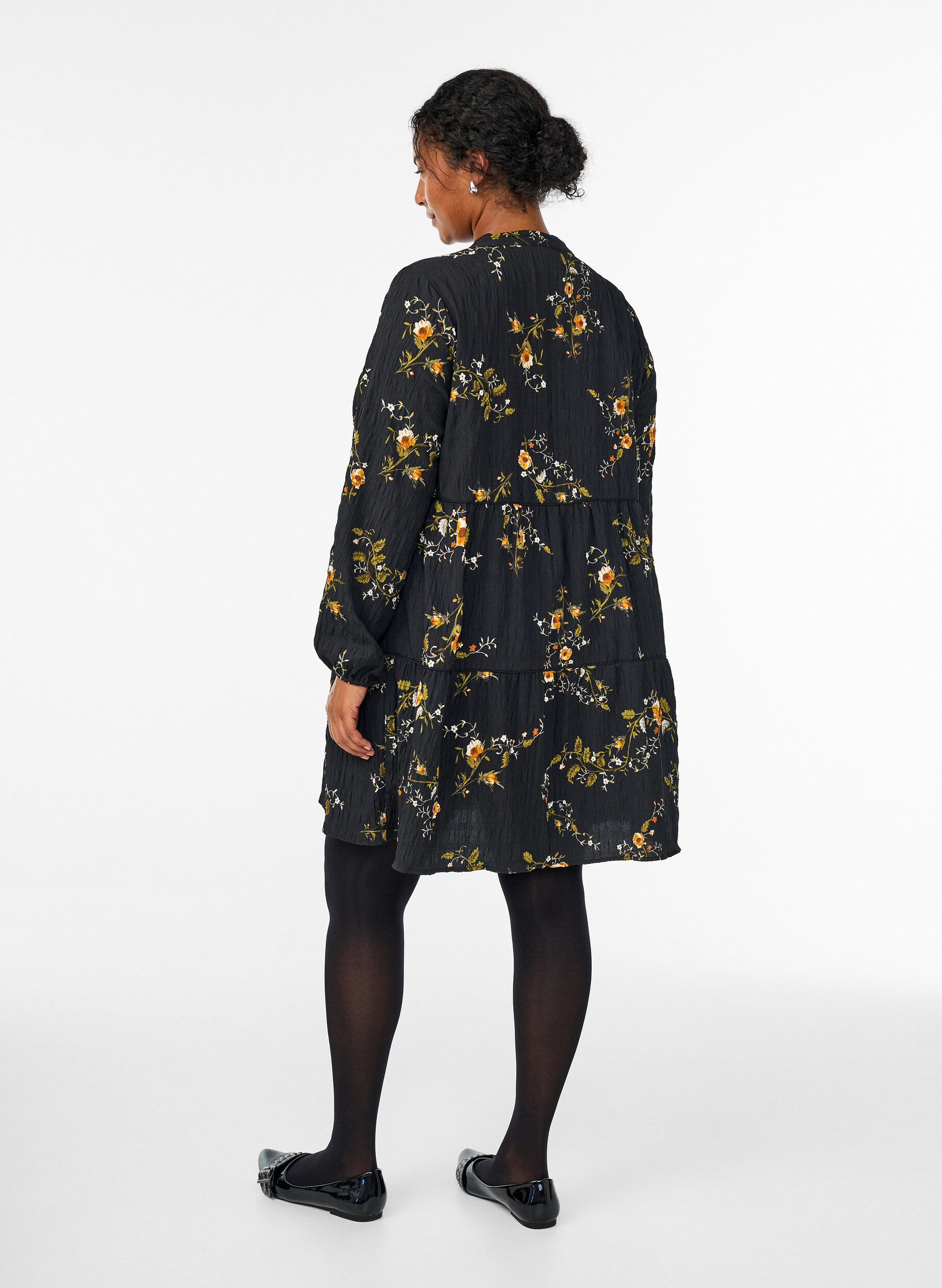 ZizziGebl&uuml;mtes Kleid mit Bindeverschluss, Schwarz, Model image number 2