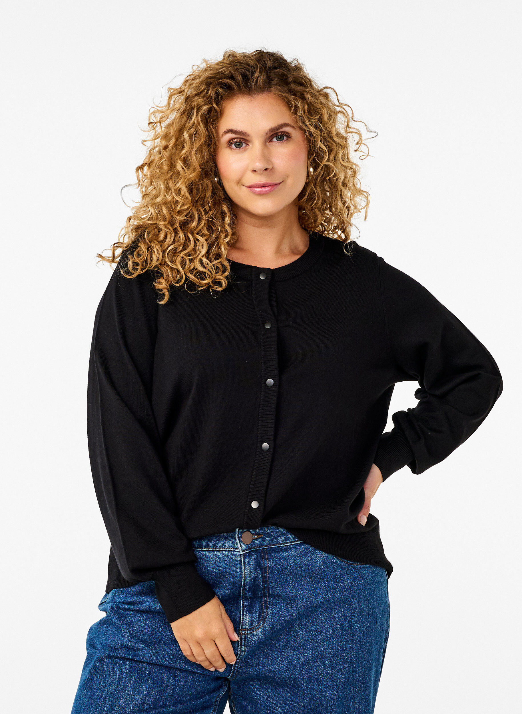 Strickjacke mit Rundhalsausschnitt und Kn&ouml;pfen, Schwarz, Model