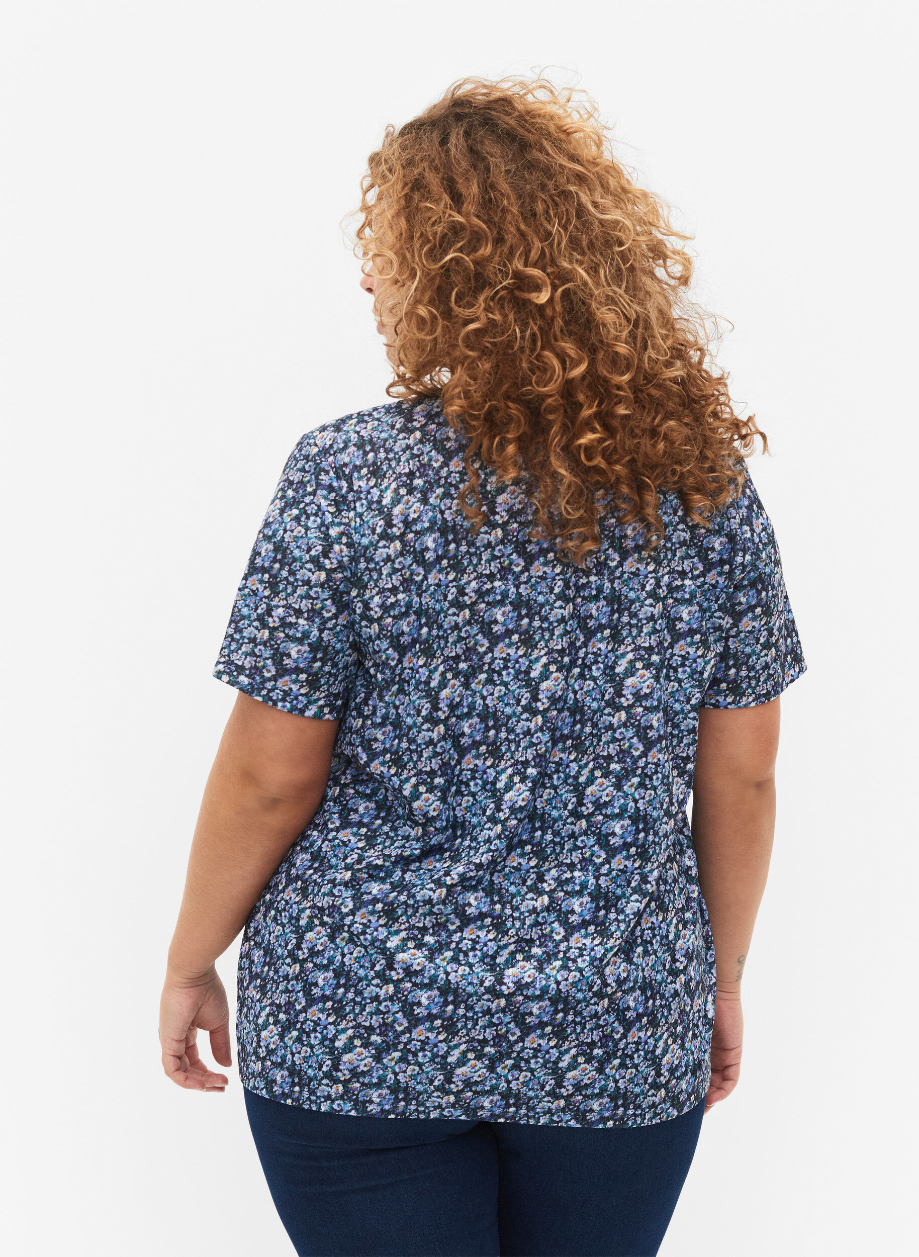 Zizzi FLASH - Bedrucktes T-Shirt mit V-Ausschnitt, Blue Green Ditsy, Model image number 1