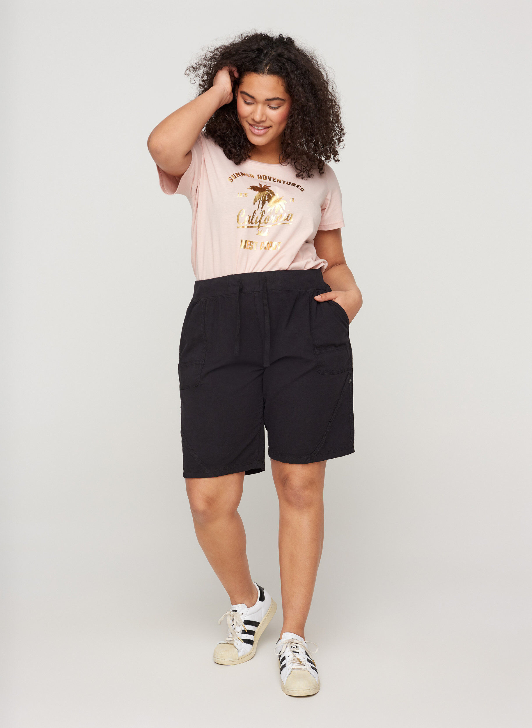 Zizzi Lockere Shorts aus Baumwolle mit Taschen , Schwarz, Model image number 1