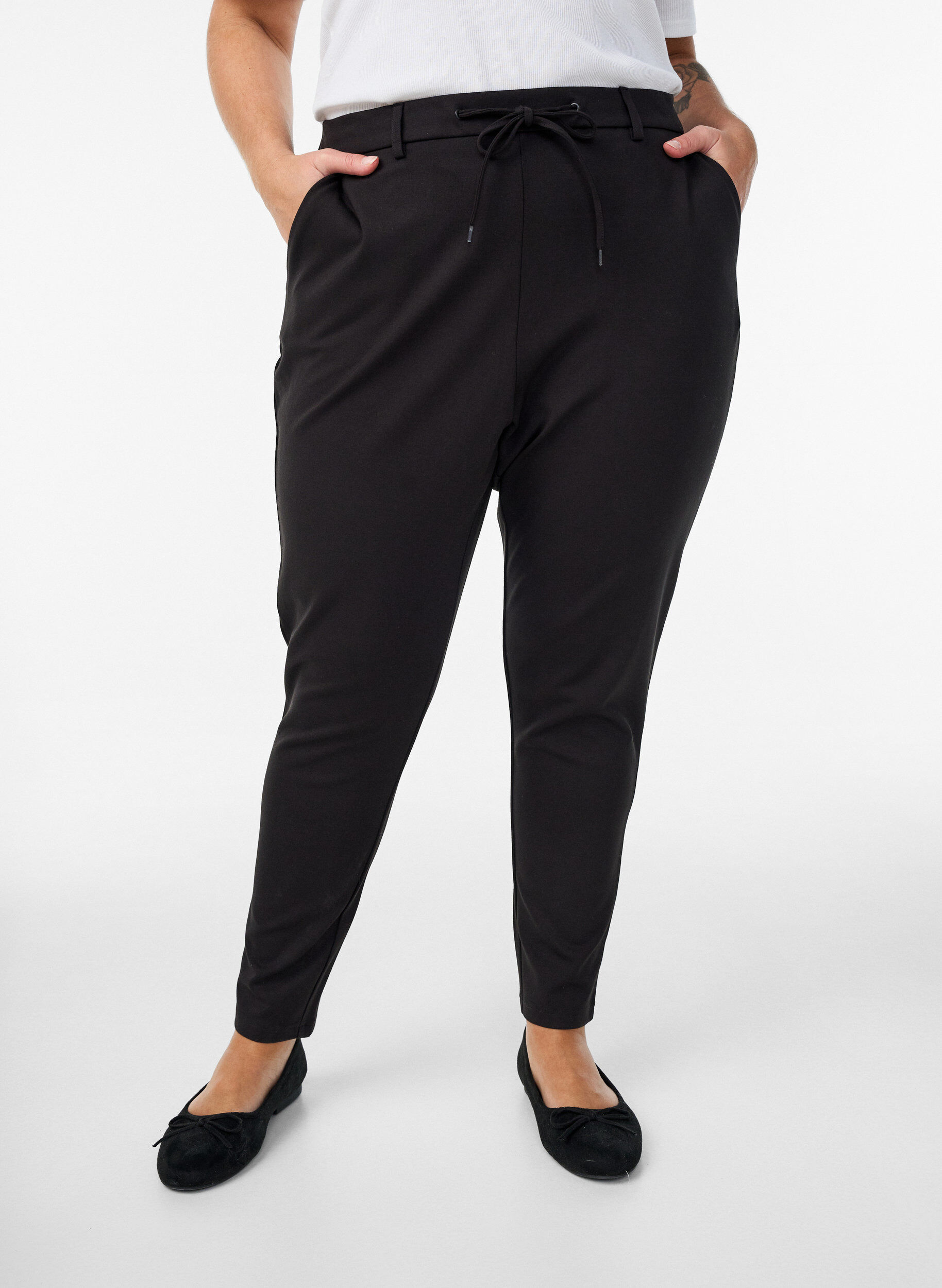 Zizzi Cropped Maddison Hose, Schwarz, Model image number 2