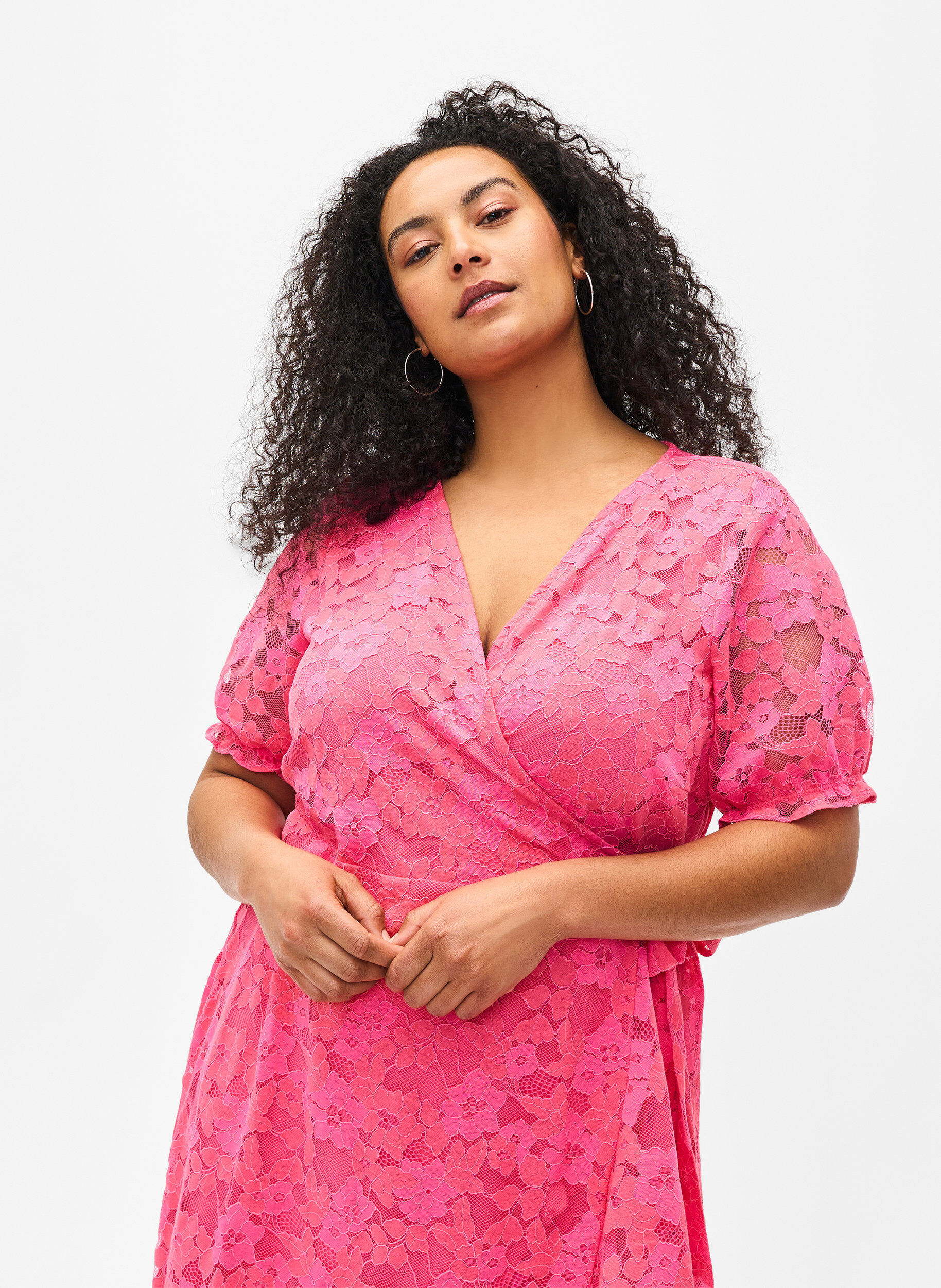 Zizzi Robe cache-c&oelig;ur avec dentelle et manches courtes, Pink Carnation, Model image number 2