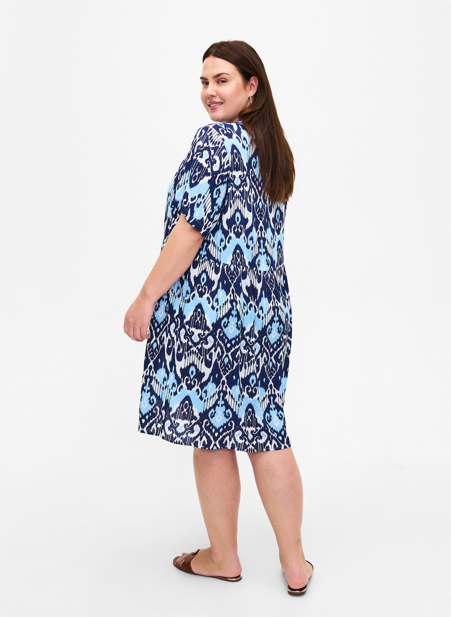 Zizzi Kurz&auml;rmliges Viskosekleid mit Print, Blue Ethnic AOP, Model image number 1