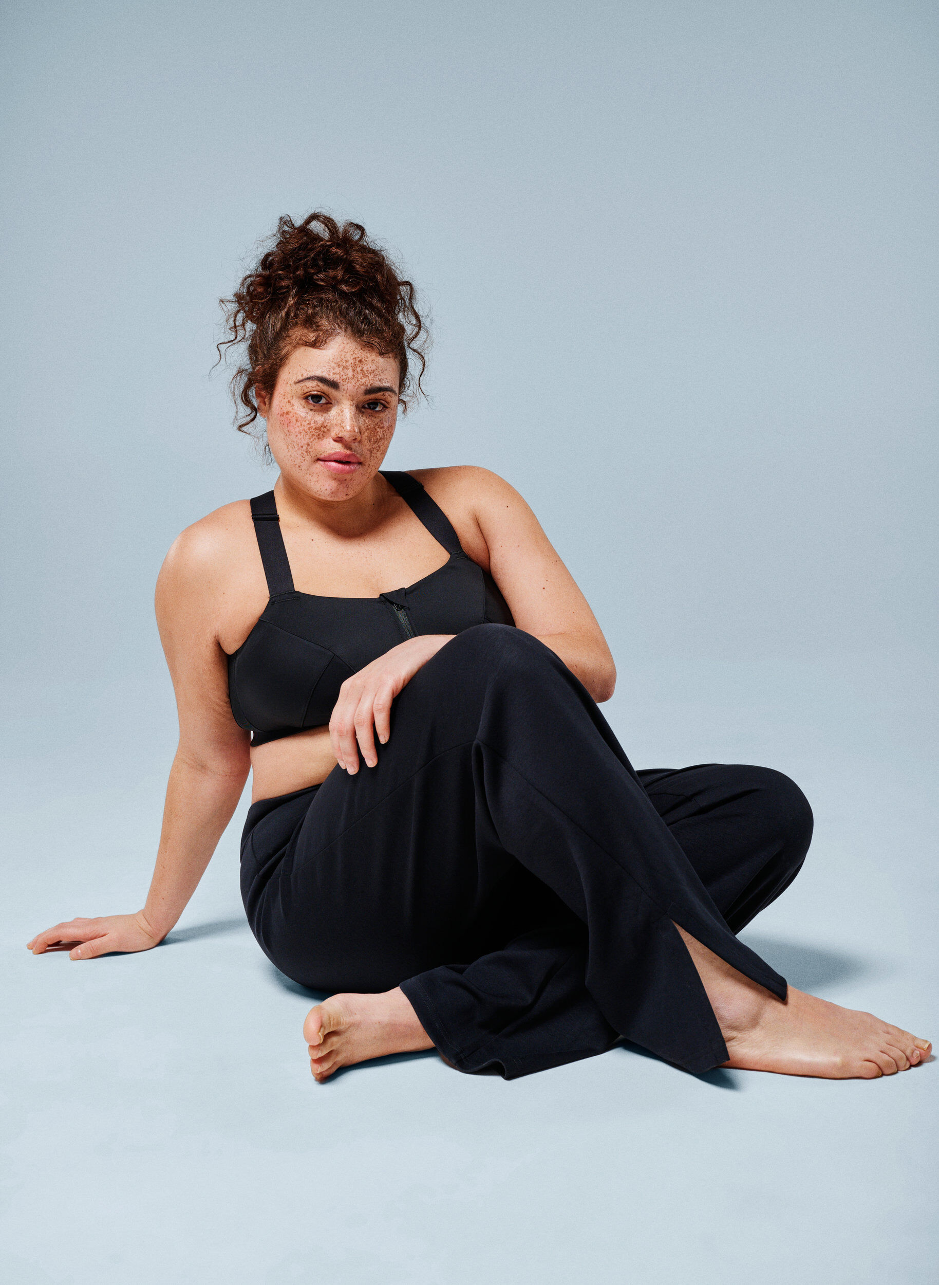 Zizzi Pantalon flare en jersey &agrave; taille haute et fentes, Noir, Image image number 0