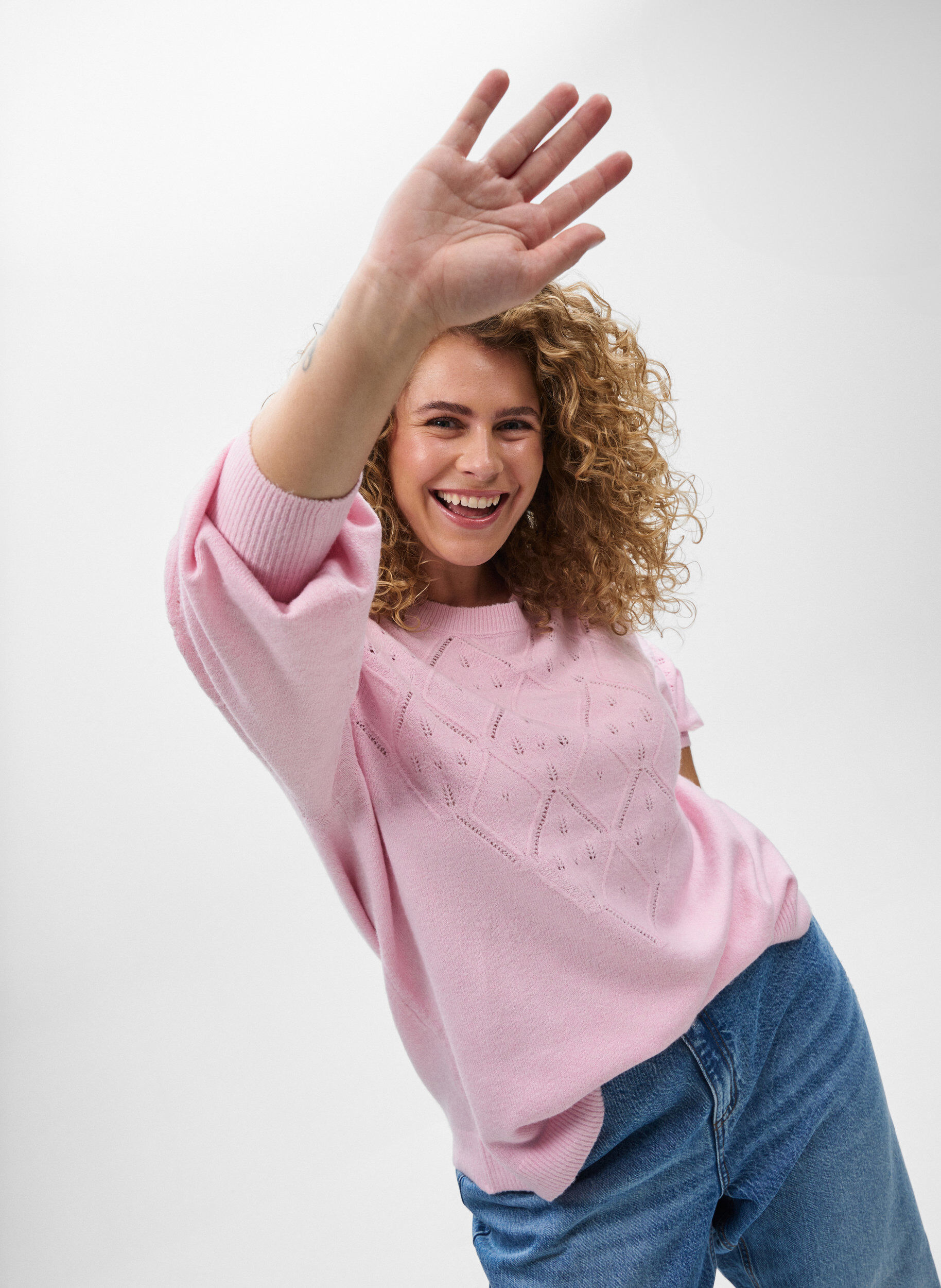 Zizzi Haut en maille &agrave; motif ajour&eacute; et manches ballon, Rose, Model image number 2