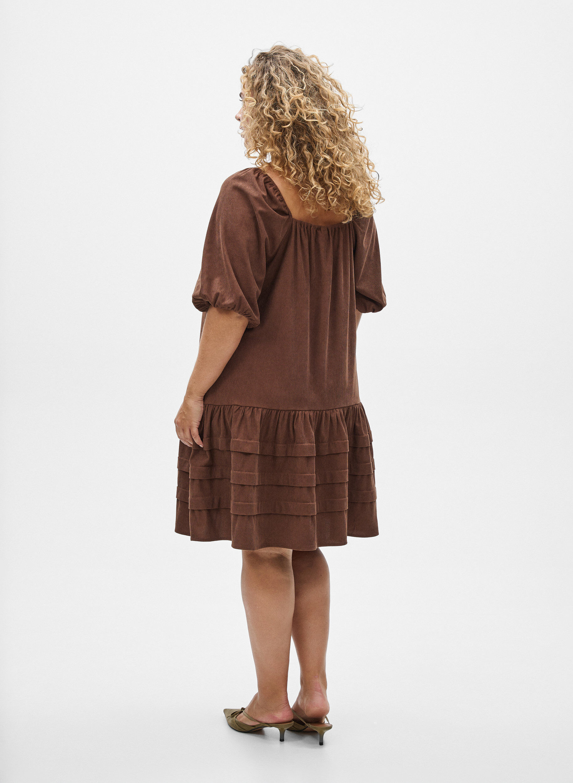 Zizzi Robe courte en velours c&ocirc;tel&eacute; avec d&eacute;collet&eacute; carr&eacute;, Marron, Model image number 2