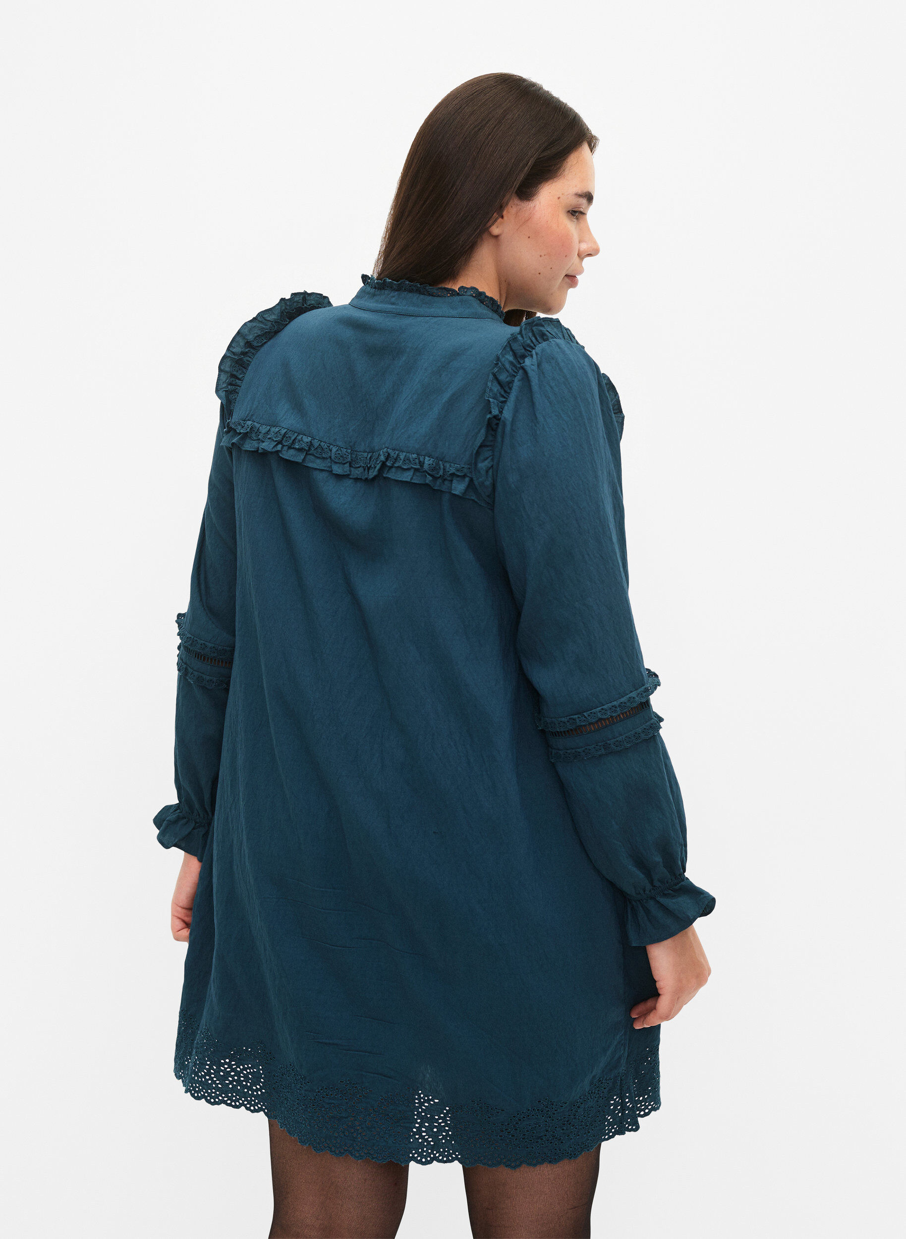 Zizzi Kleid aus Viskose mit Lochstickerei und R&uuml;schendetails, Reflecting Pond, Model image number 1