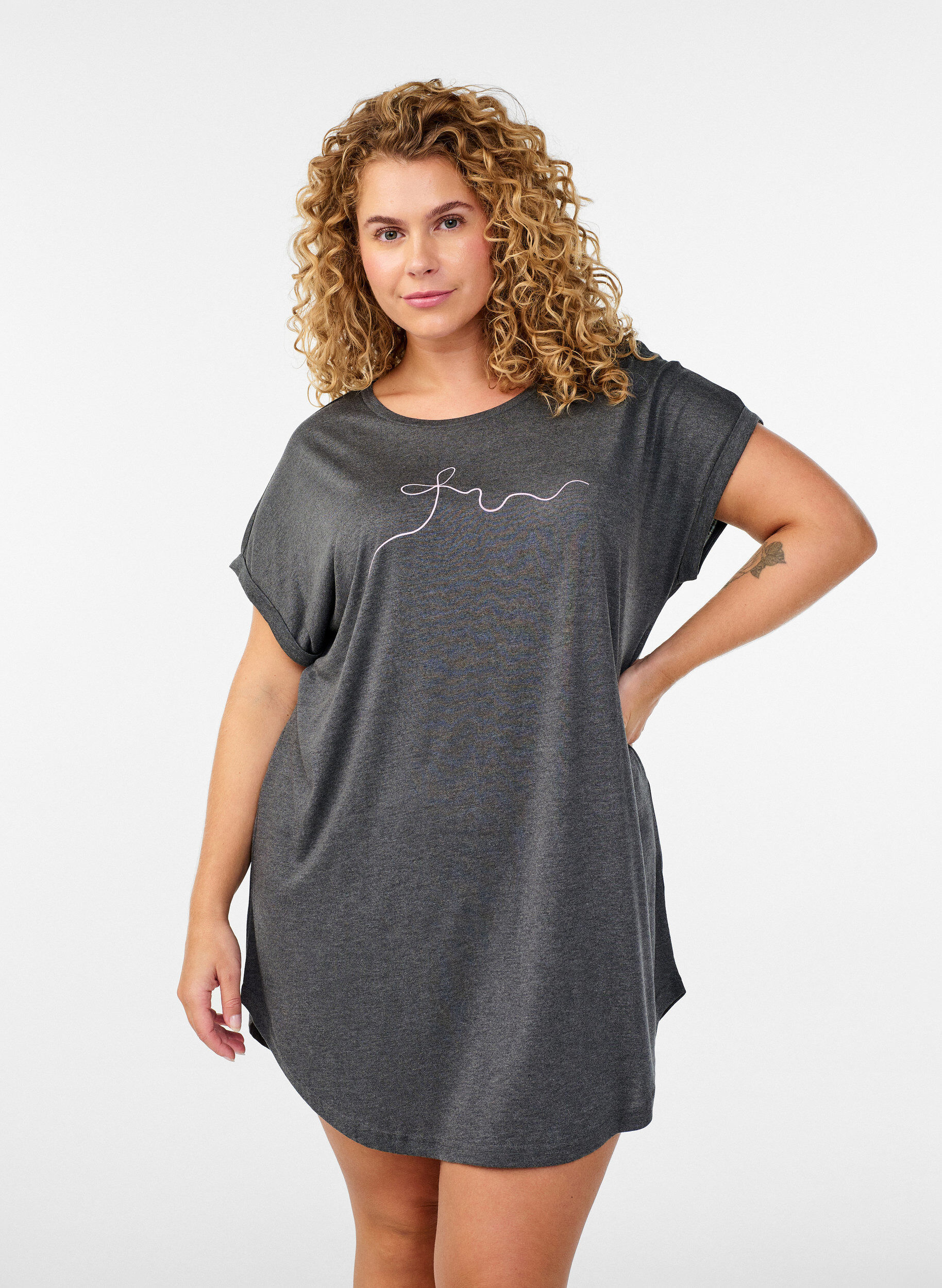 Chemise de nuit &agrave; manches courtes avec imprim&eacute; texte, Noir, Model