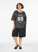 T-shirt oversize en coton bio avec un imprim&eacute; college, Noir, Model image number 1