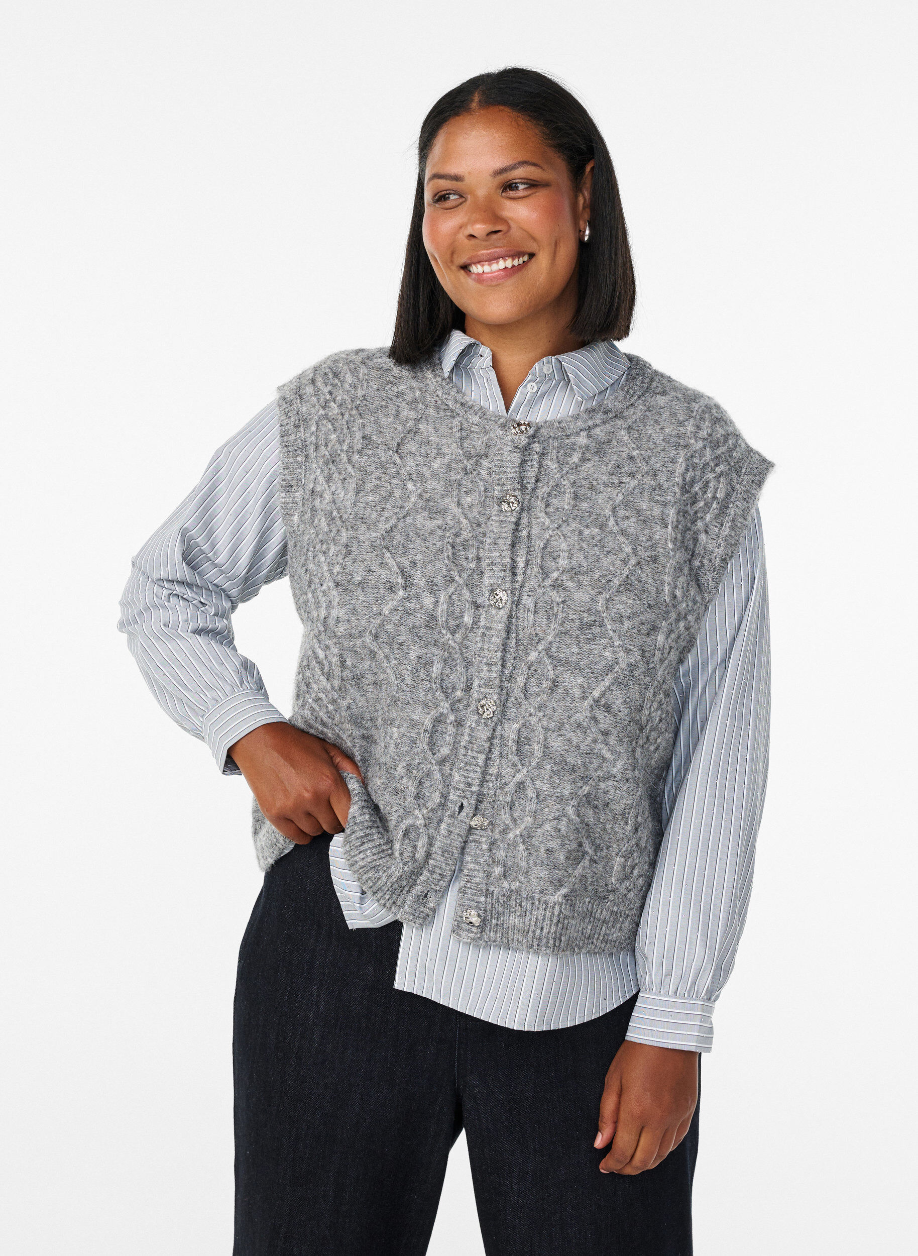 Zizzi Gilet en maille &agrave; motifs avec boutons d&eacute;coratifs, Gris, Model image number 0