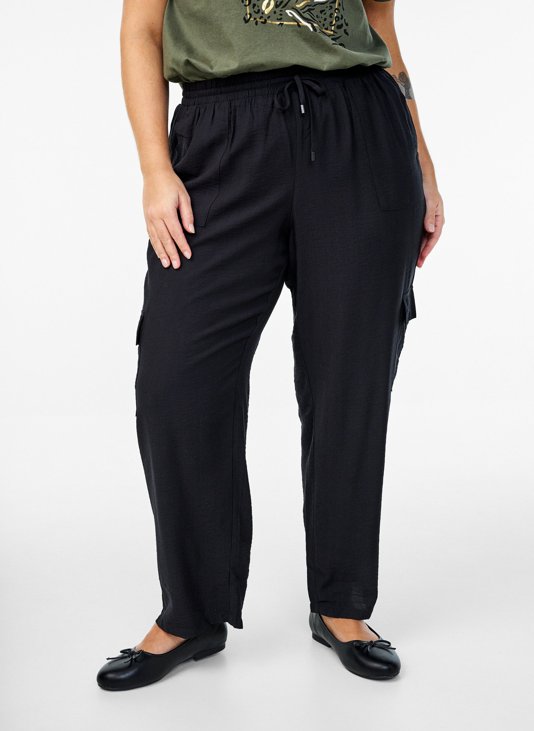 Zizzi Cargohose mit hoher Taille, Schwarz, Model image number 2