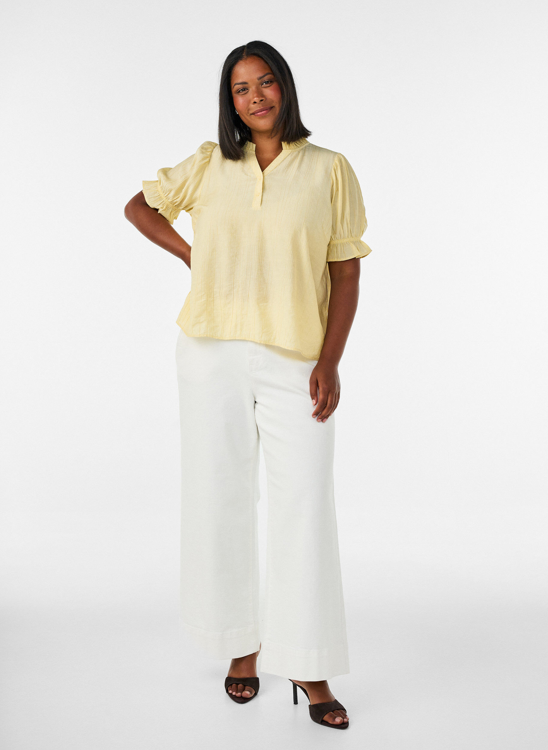 ZizziKurz&auml;rmelige Bluse aus einer Viskosemischung mit Struktur und R&uuml;schen&auml;rmeln, Gelb, Model image number 1