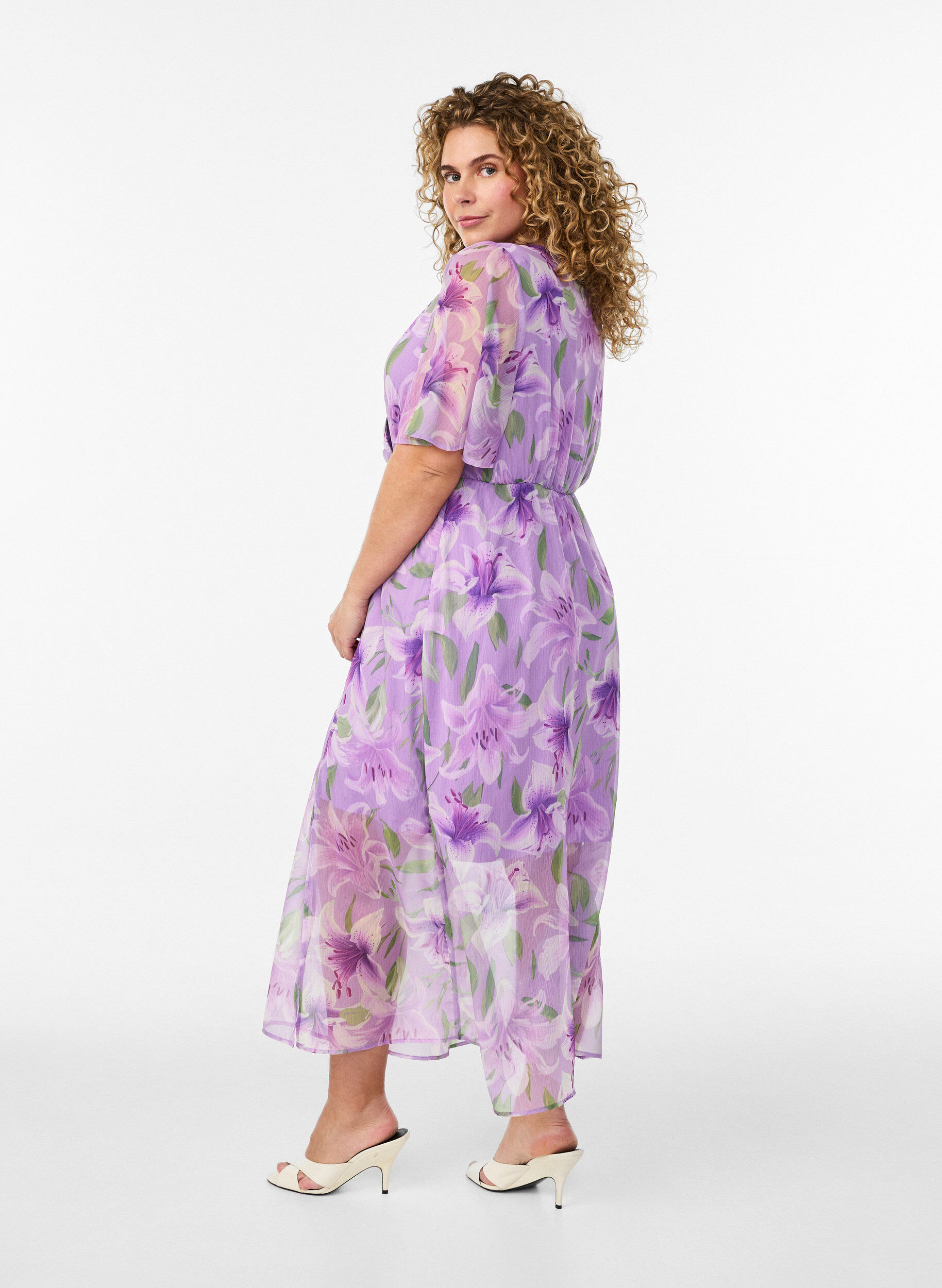Zizzi Robe longue en chiffon imprim&eacute; floral et manches courtes, Mauve, Model image number 1